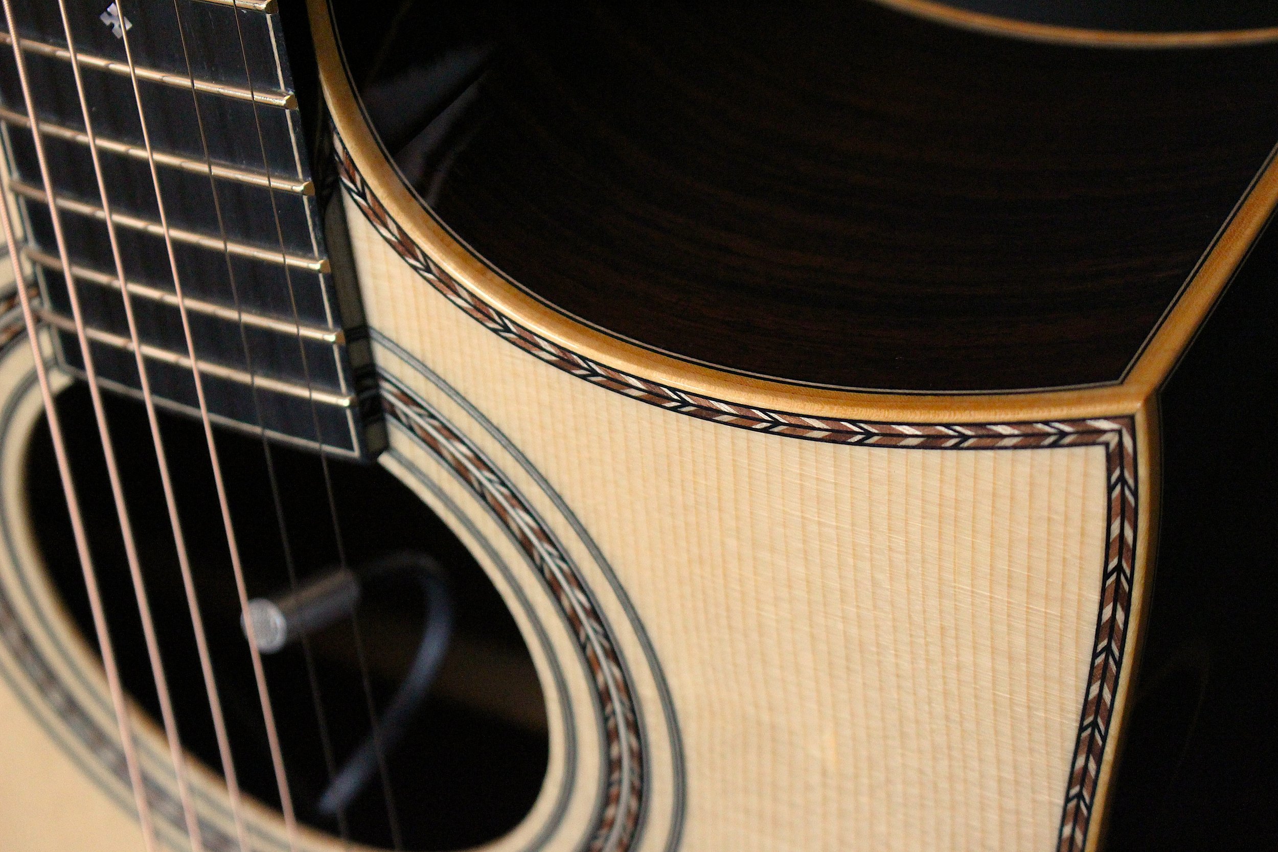 Dreadnought Cut Away - Schweizer Mondfichte, Ostindischer Palisander, K&K Trinity Pro - Old Growth Guitars