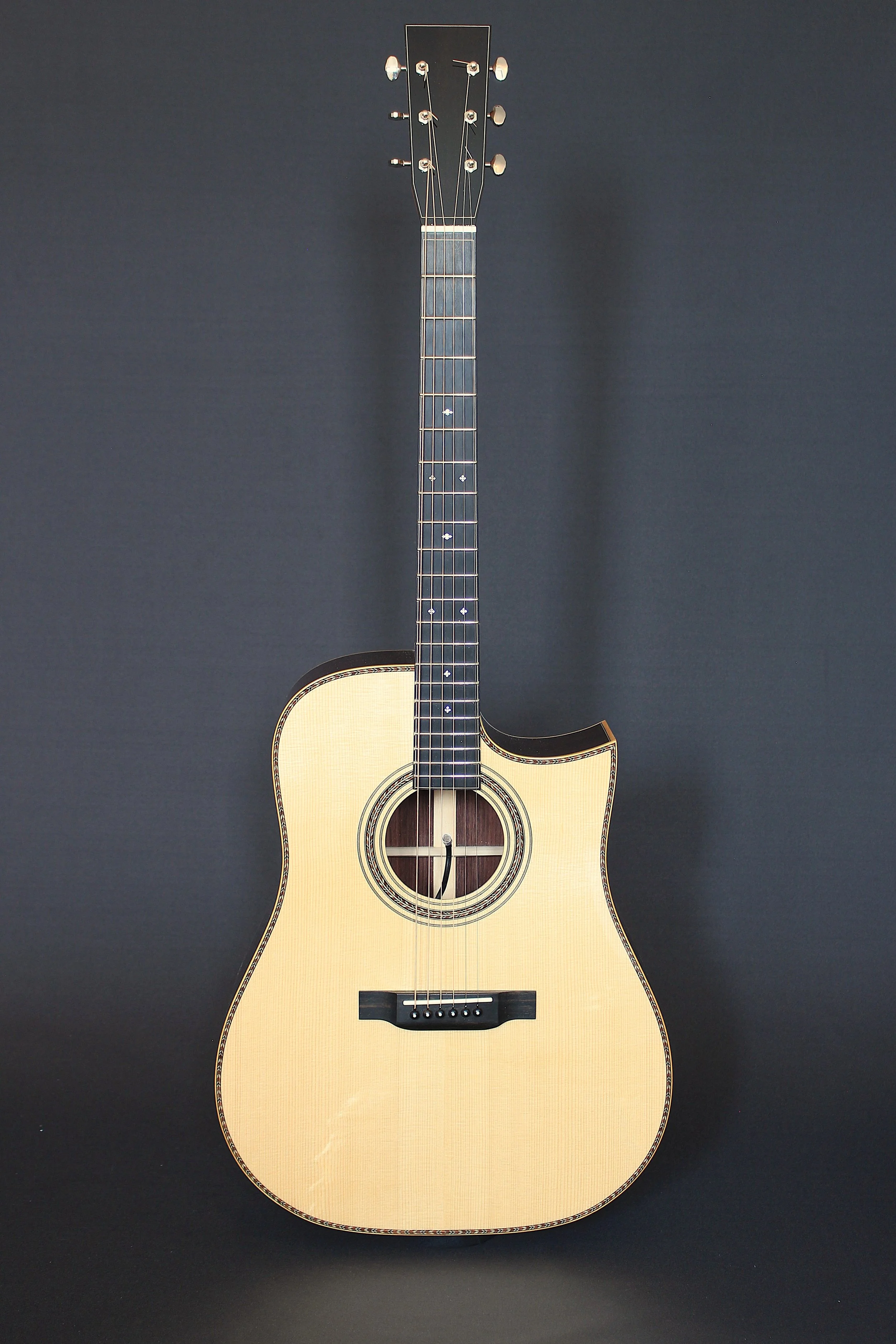 Dreadnought Cut Away - Schweizer Mondfichte, Ostindischer Palisander, K&K Trinity Pro - Old Growth Guitars