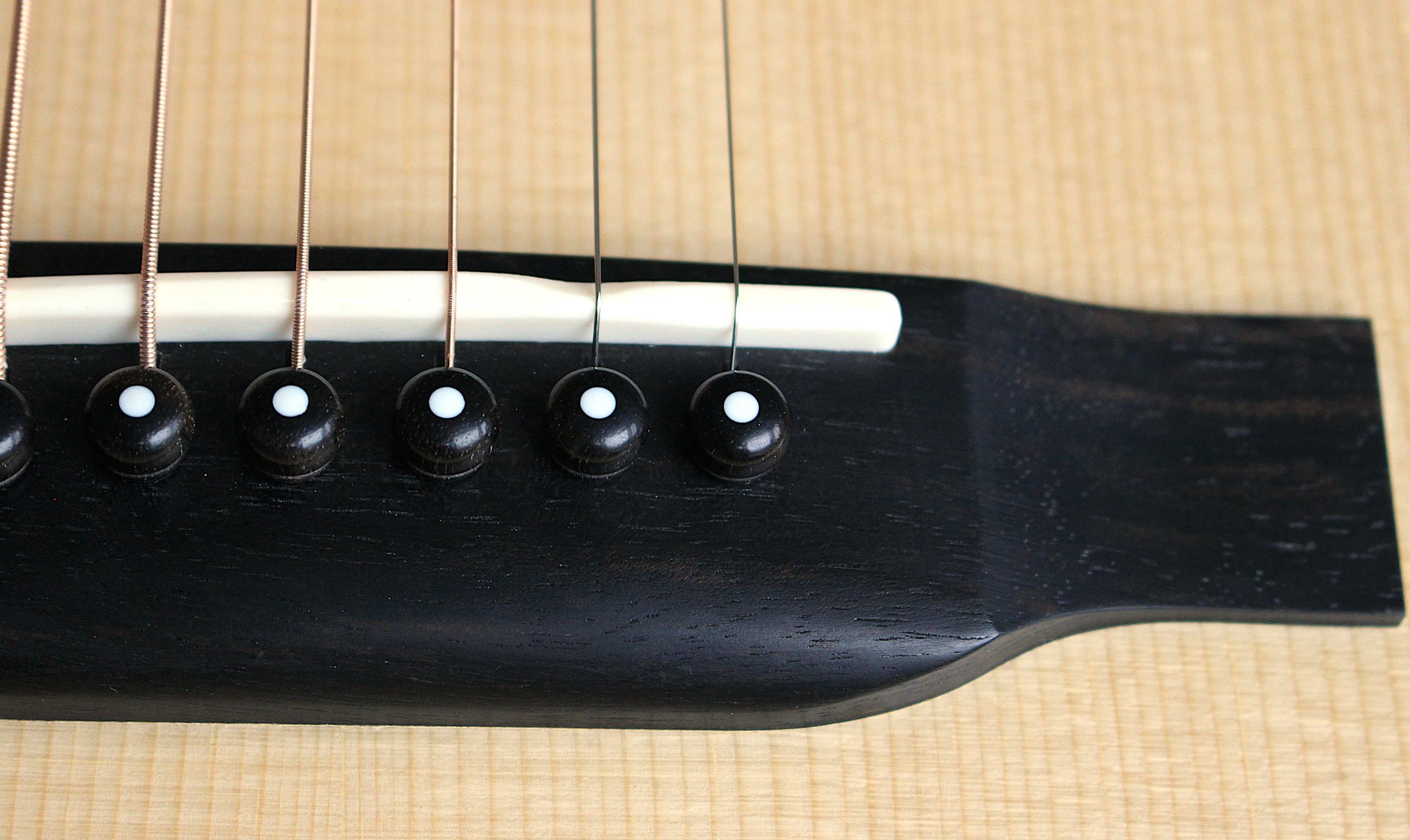 Dreadnought Cut Away - Schweizer Mondfichte, Ostindischer Palisander, K&K Trinity Pro - Old Growth Guitars