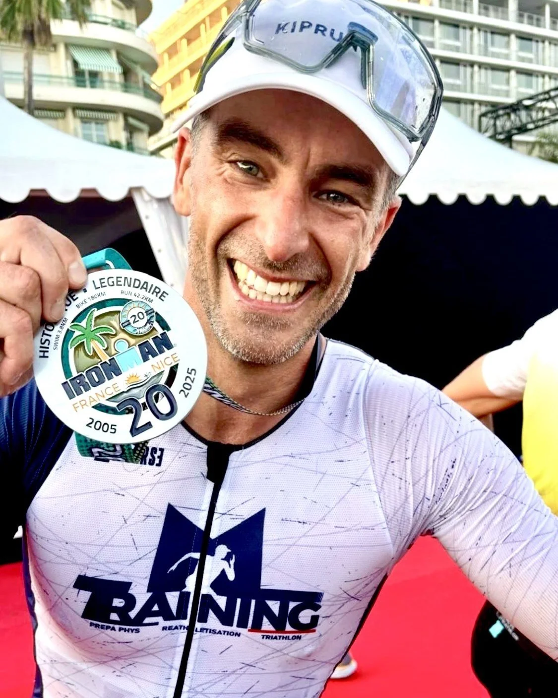 L&rsquo;Ironman Nice d&rsquo;Arnaud 🔥

🎯 Objectif : Finir son premier Ironman pour ses 40 piges.

Quand un crossfiteur dans l&rsquo;&acirc;me d&eacute;barque et te dit : &laquo; Coucou, j&rsquo;veux faire un Ironman. &raquo;
Tu sais que &ccedil;a v