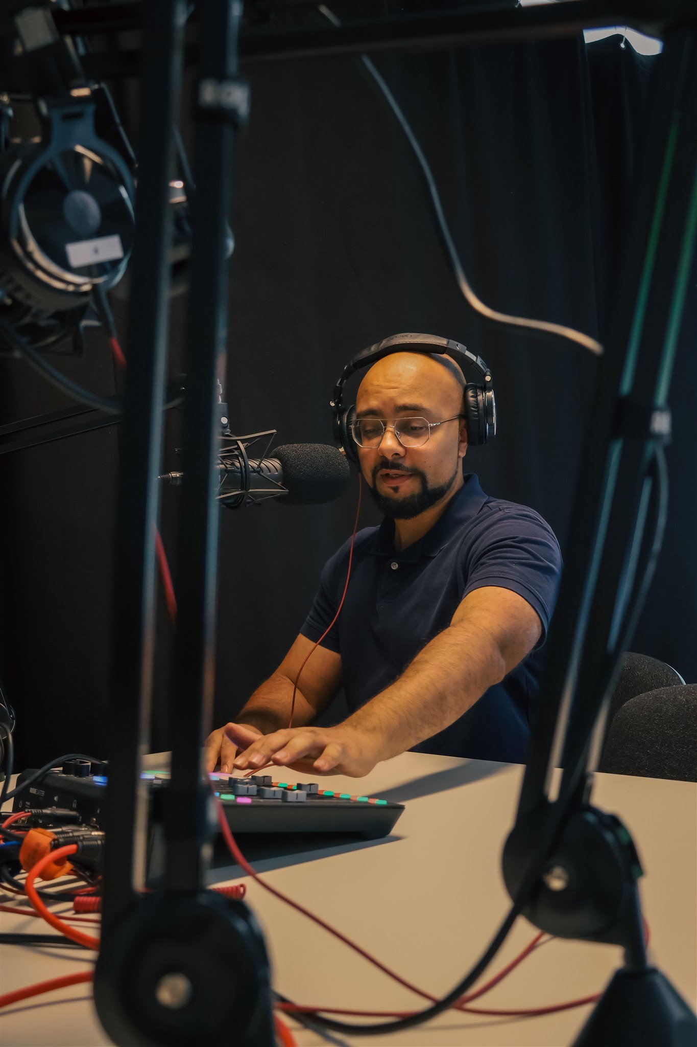 electronic equipment, mixing console, microphone, recording studio. Business Fotograf, Business Photographer, Business Fotografie, Business Photography, Business Portrait, Portrait, Entrepreneur, Podcast, Photography, Business Fotograf Aachen