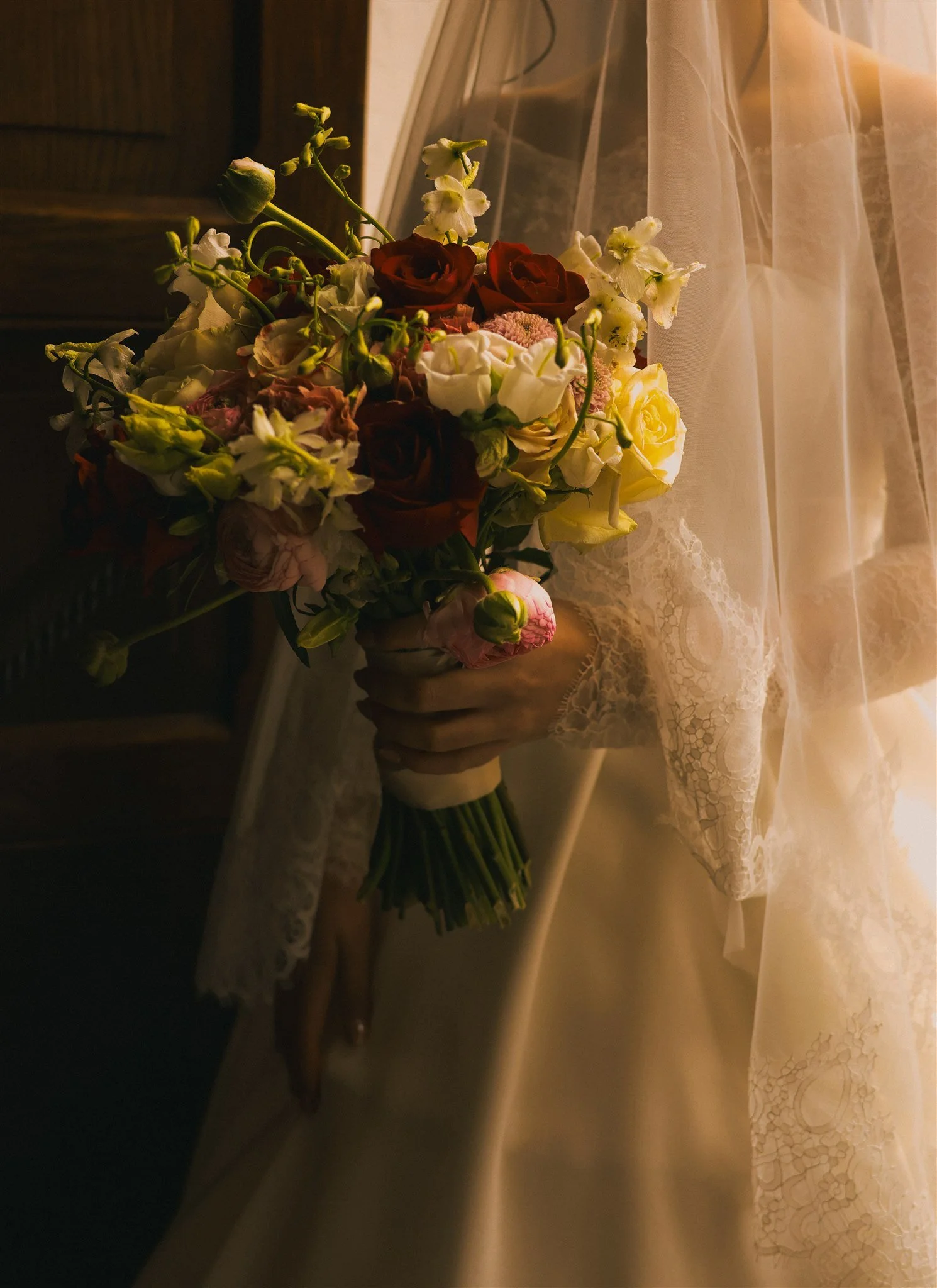 Bride, Braut, Wedding Bouquet, Hochzeitsfotografie, Cinematic, Film, Hochzeitsfotografin Aachen, Wedding Photographer Aachen, Germany, Hochzeitsfotograf