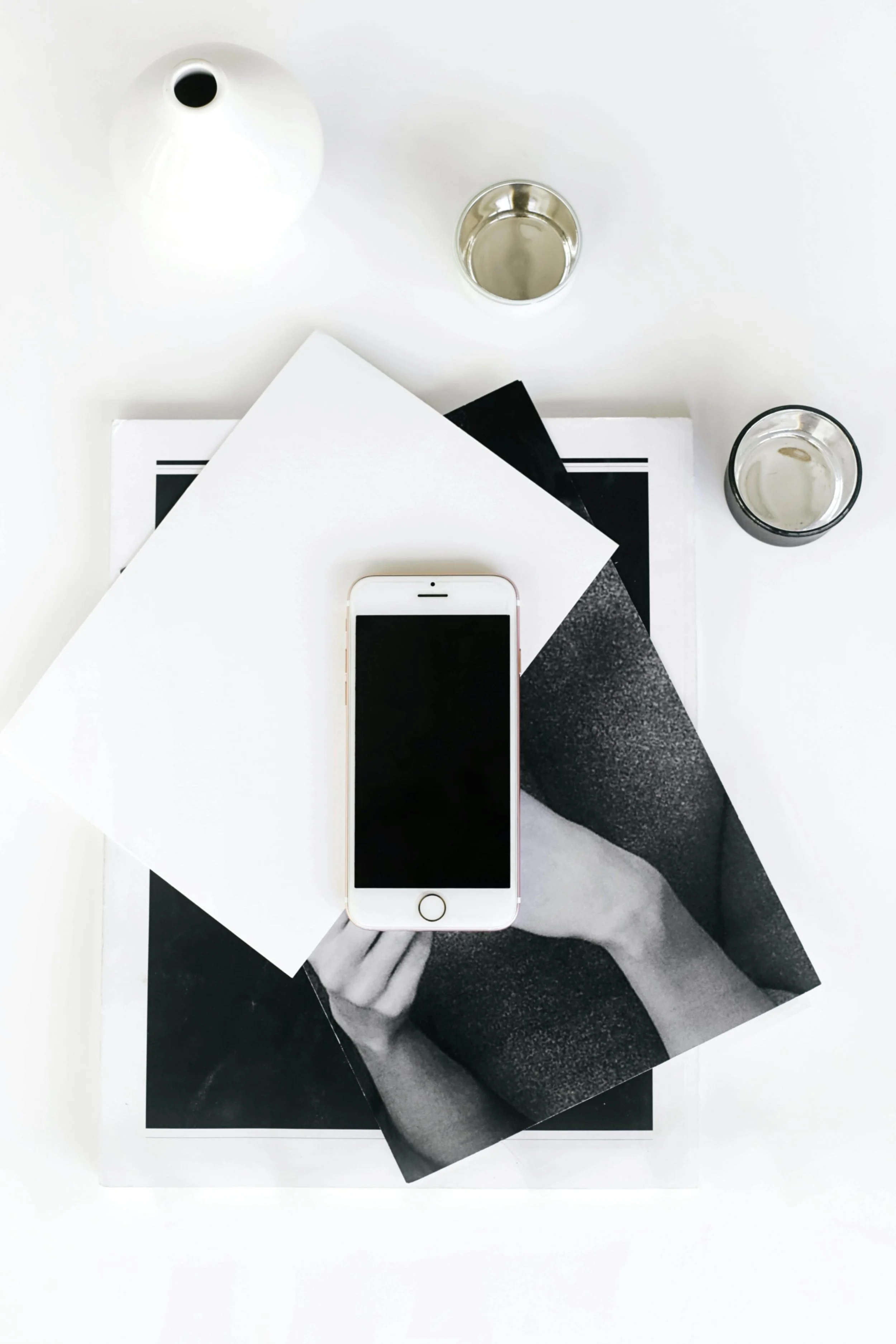 Smartphone sur des livres représentant la comptabilité moderne