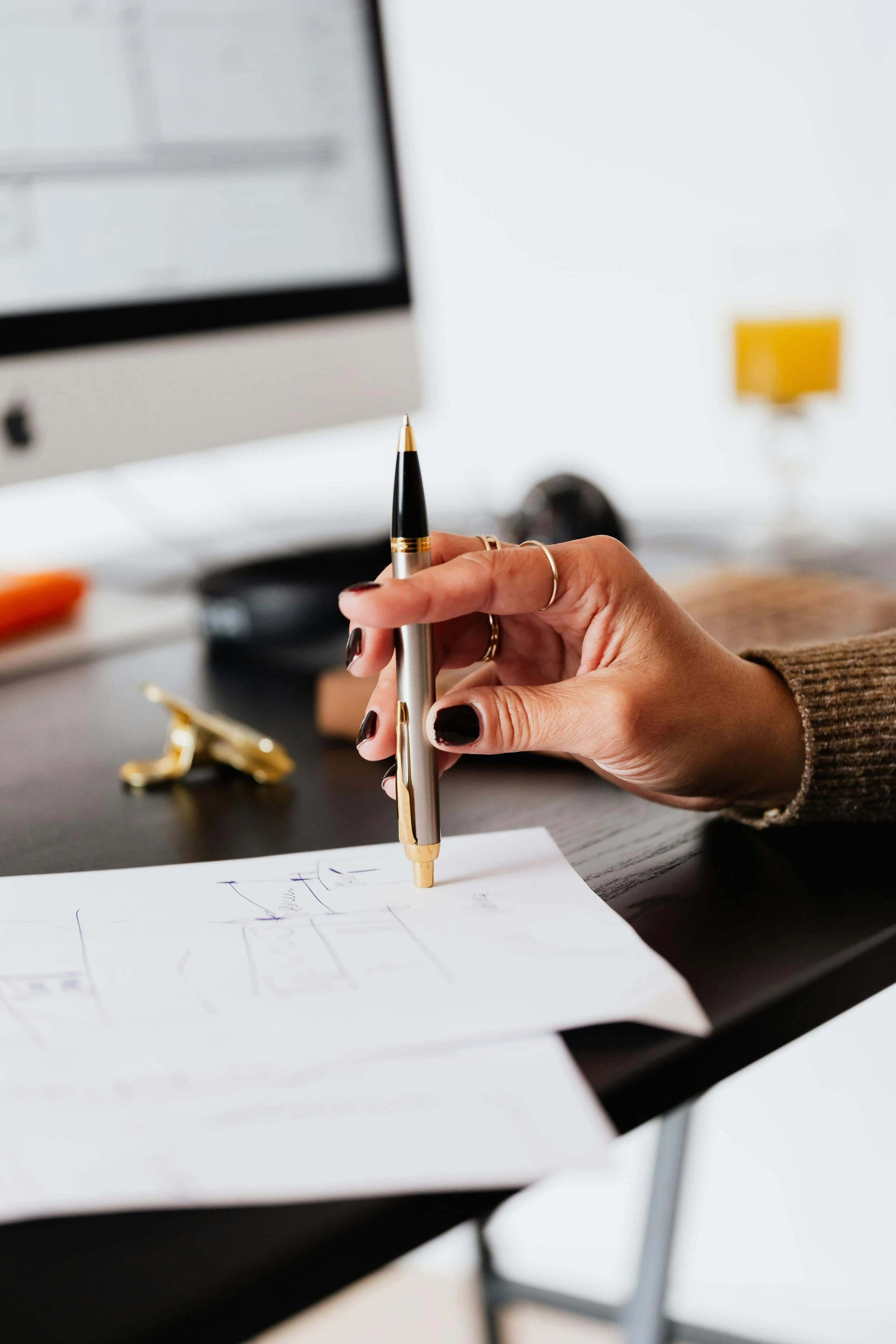 une-femme-avec-un stylo-bille-en-train-de-faire-de-la-strategie