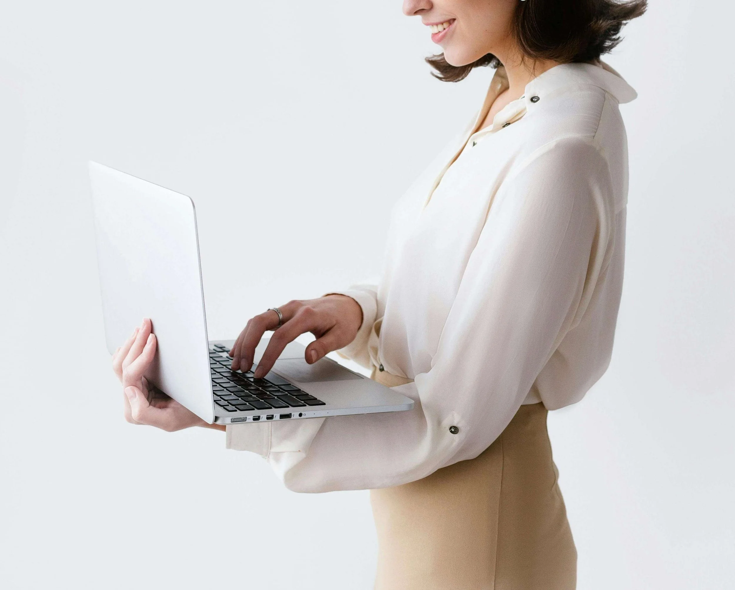 une-femme-sur-son-ordinateur-dans-son-cabinet-d'-expert-comptable-sur-aix-en-provence