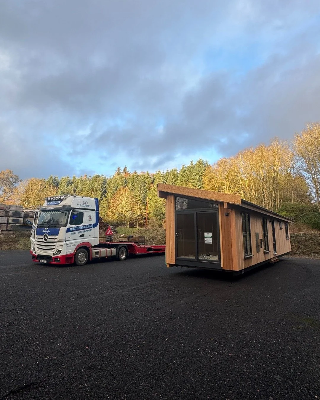 A lodge leaving our Perthshire facility last week, delivered to Dumfries 📍 

Our buildings are transported in two halves, allowing for safe delivery and efficient on-site installation.