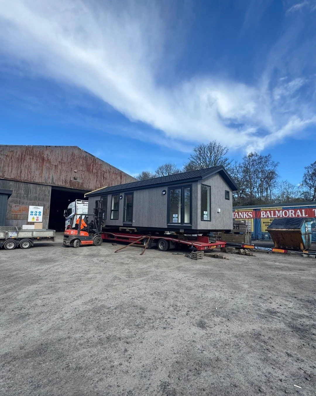 A recent delivery and installation for Rosneath Castle Caravan Park 🏠🤝

This 36x12' bespoke sales suite features a dedicated store, open-plan sales office with kitchenette, security office, accessible WC, and drying area - designed to support day-t