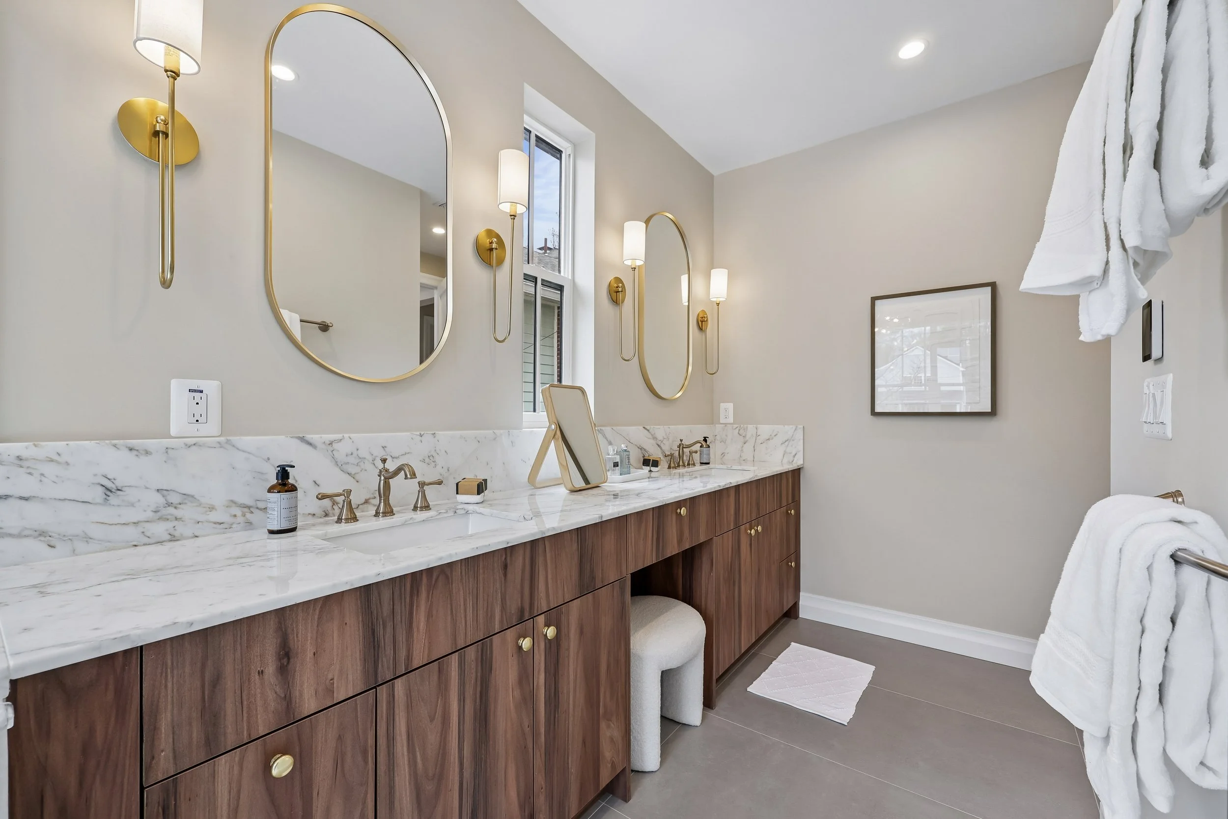 31-091-Primary Bath vanity.jpg