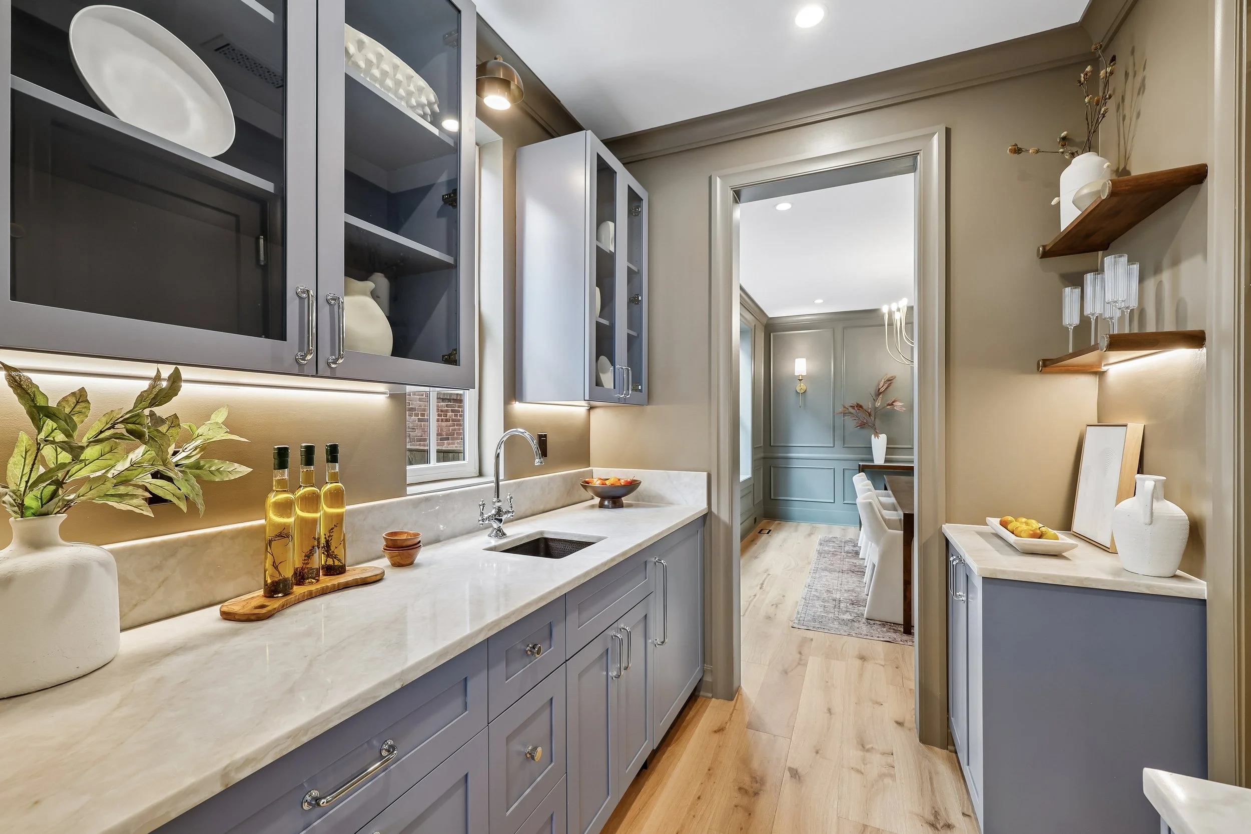 10-050-Pantry to dining.jpg