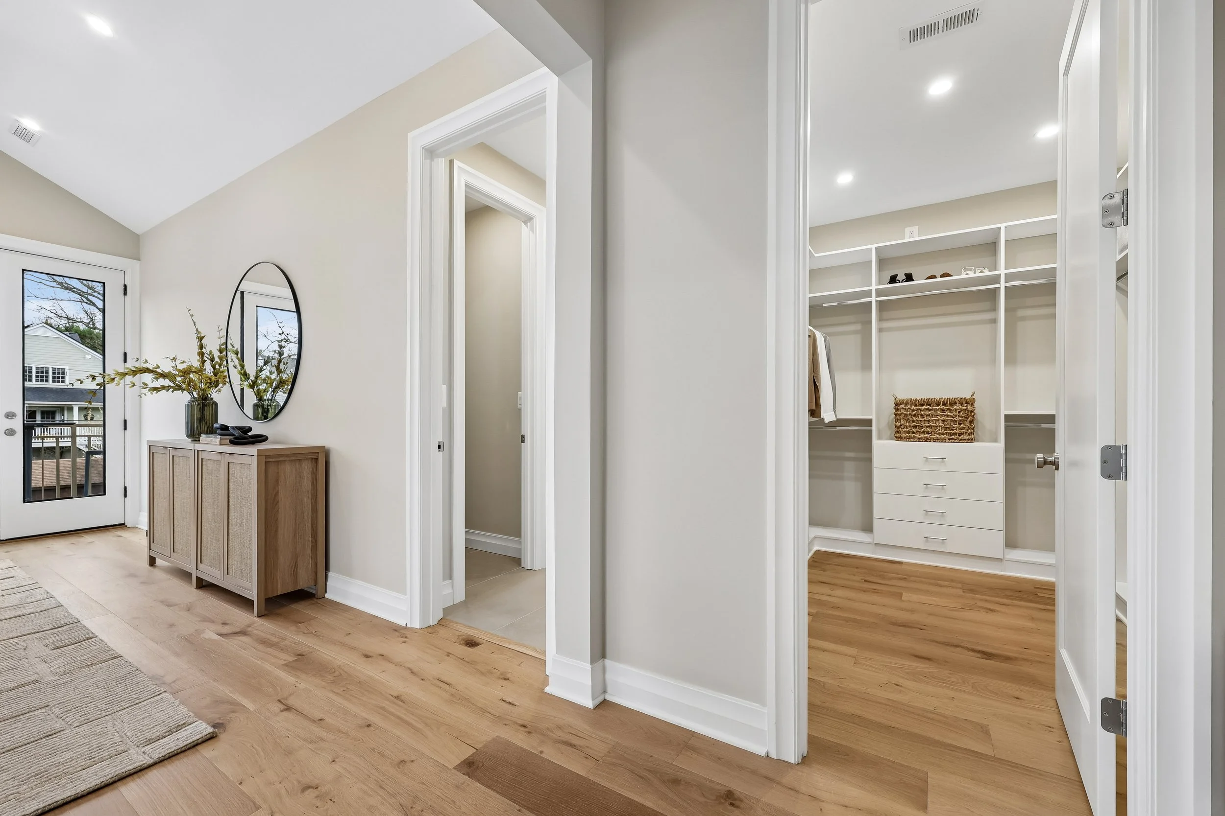 27-087-Walk In Closet.jpg