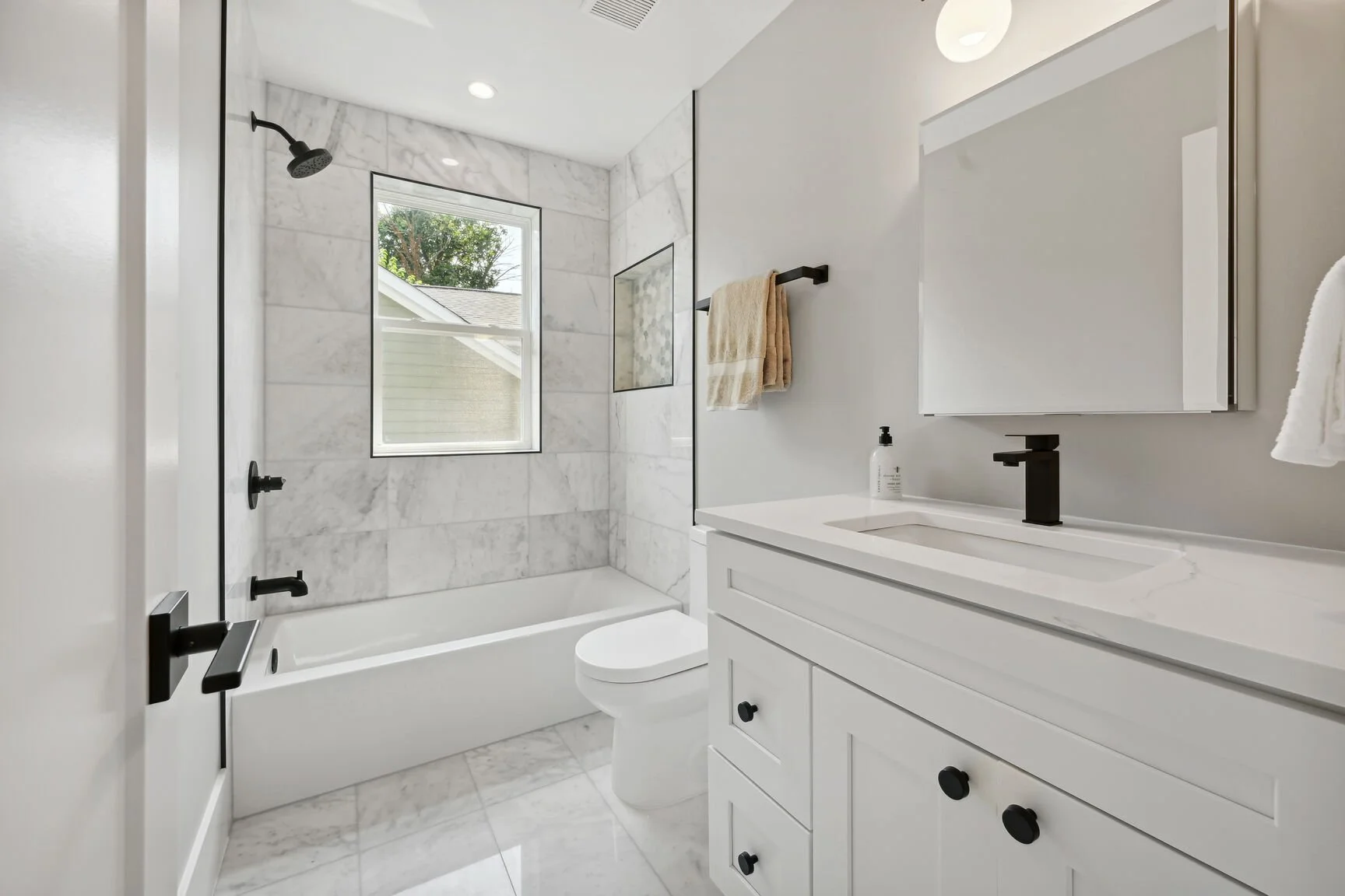 14 0038--038 shared bath copy.jpg