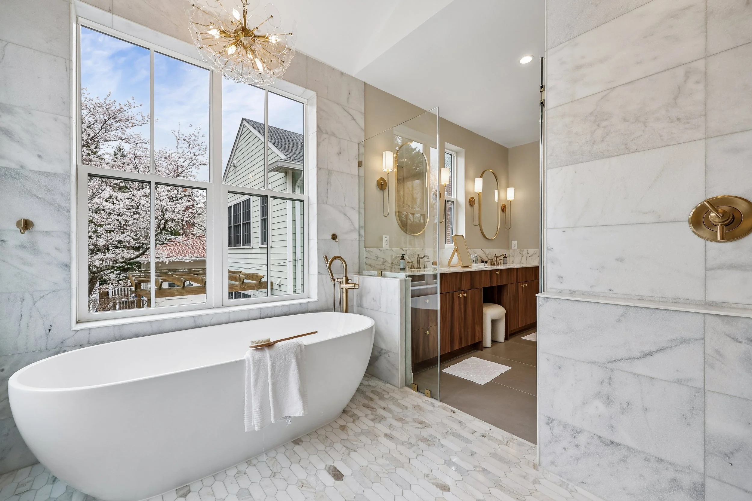 33-093-Primary Bath tub.jpg