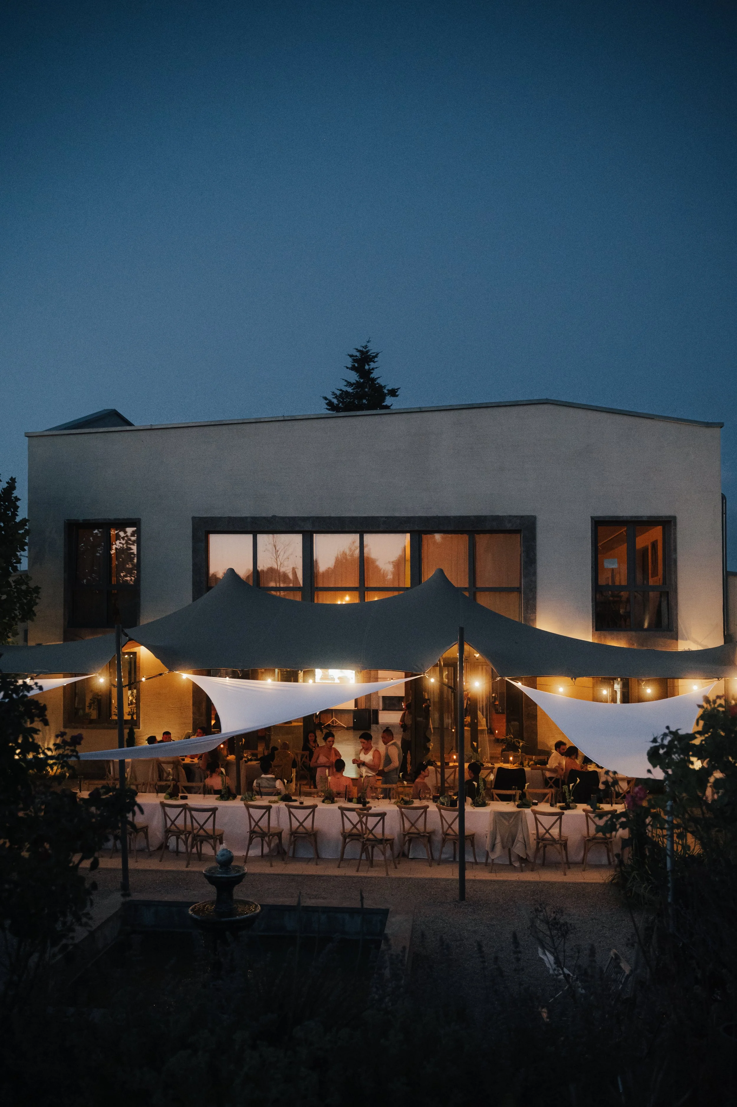 Zeitlose Sommerästhetik in der Villa Oriental  moderne Eleganz unter freiem Himmel