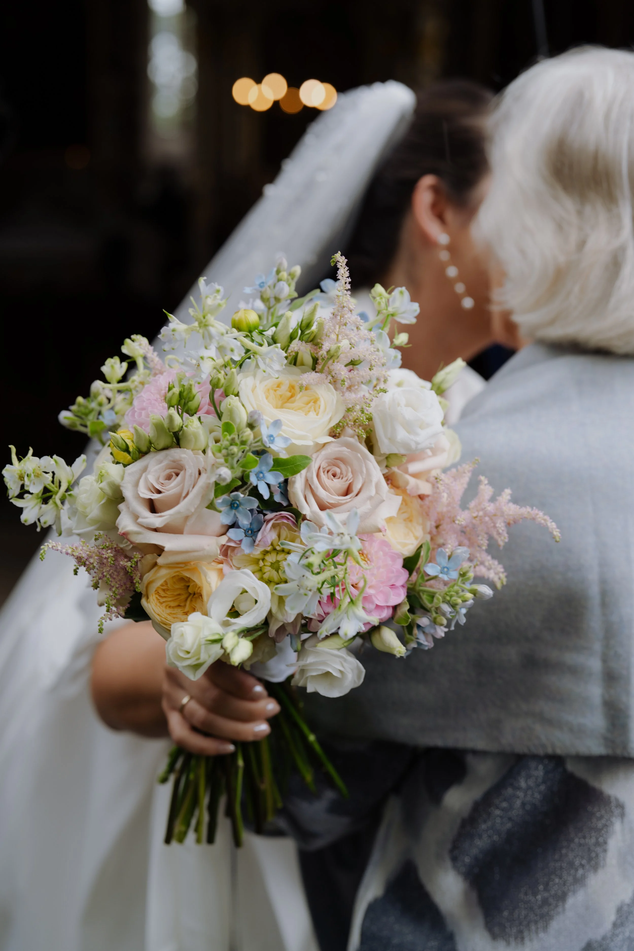 Pastellpoesie im Schloss Walkershofen, wenn der Brautstrauß zum Herzstück wird