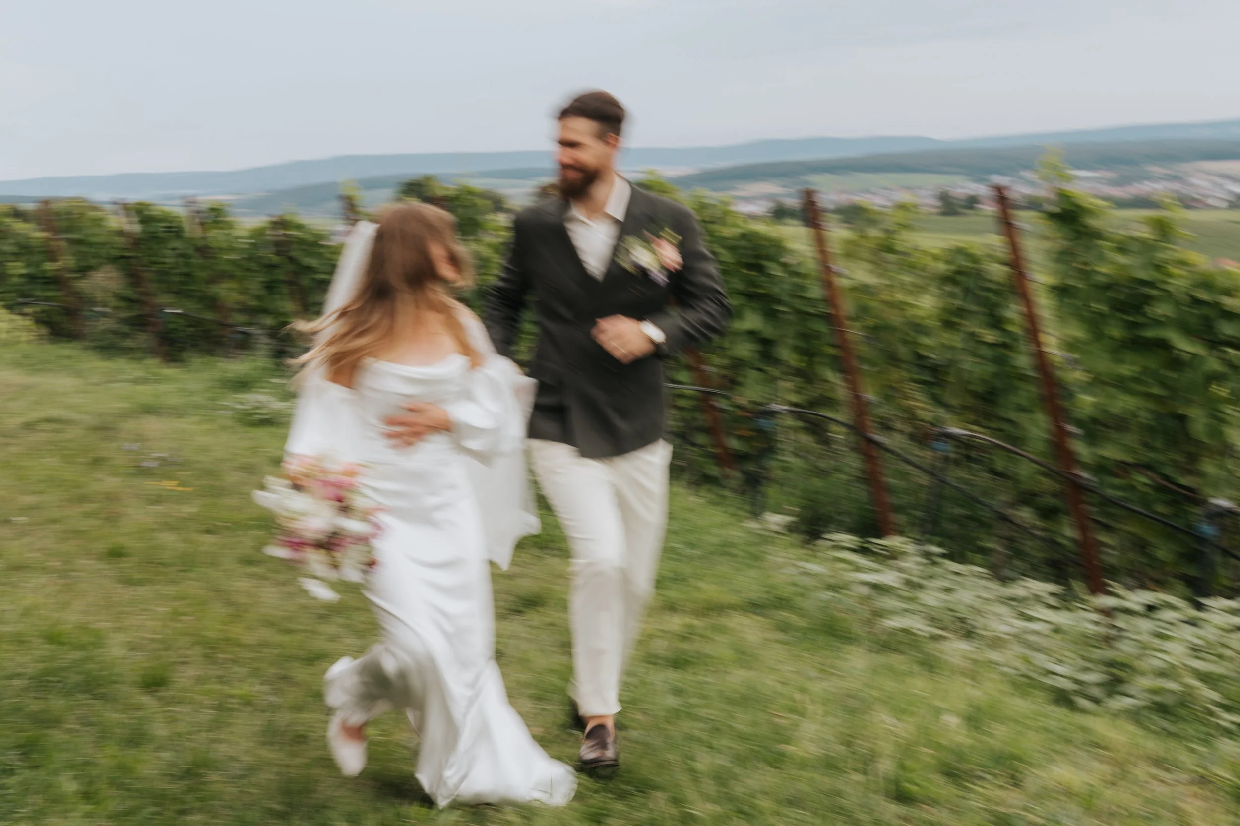 Blumenanstecker für den Bräutigam: Zwei  Stile zwischen Revers und Pocket