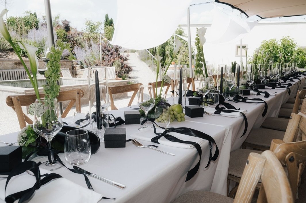 Most weddings are built around visible decisions.
Colors. Flowers. Decoration.

But what truly defines the experience is something else entirely.

The way a space holds you.
The way transitions feel effortless.
The way nothing feels too much or missi