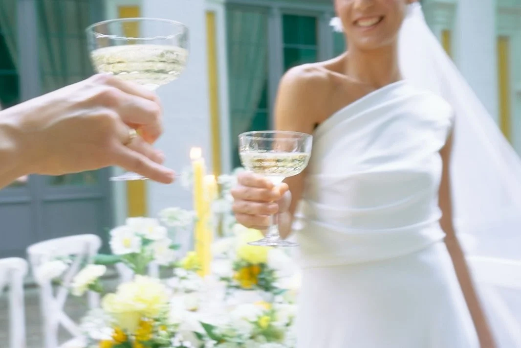 Before you choose the venue, before you lock in the flowers, and before you make any visible decision for your wedding, there is one single question that defines everything:

How do you want your day to feel? 🤍

Do you want it to be intimate and qui