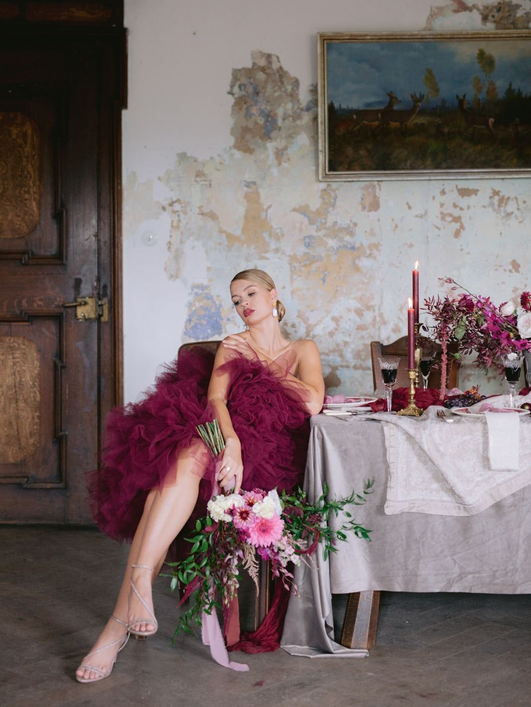 Where modern art meets timeless elegance! 🫶🏻

🤍 Save for inspiration if your dream wedding is all about grandeur &amp; grace!

Concept, Planning, Flowers: @traumtage.by.lisa

Photo: @ziegertkatja

MuA: @nadjamaerz.mua

Sweets: @kumku.cakedesign

S