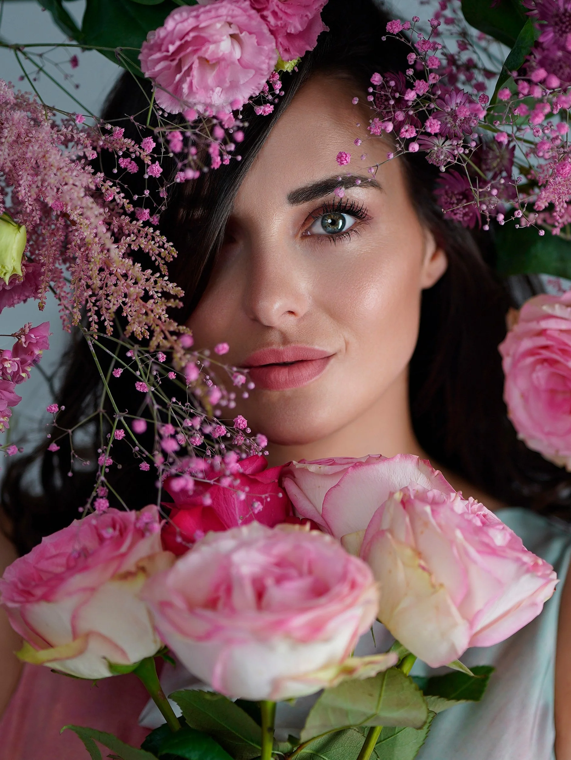 Creative female portrait with pink roses and flowers — portrait photography New Moon Agency Klagenfurt