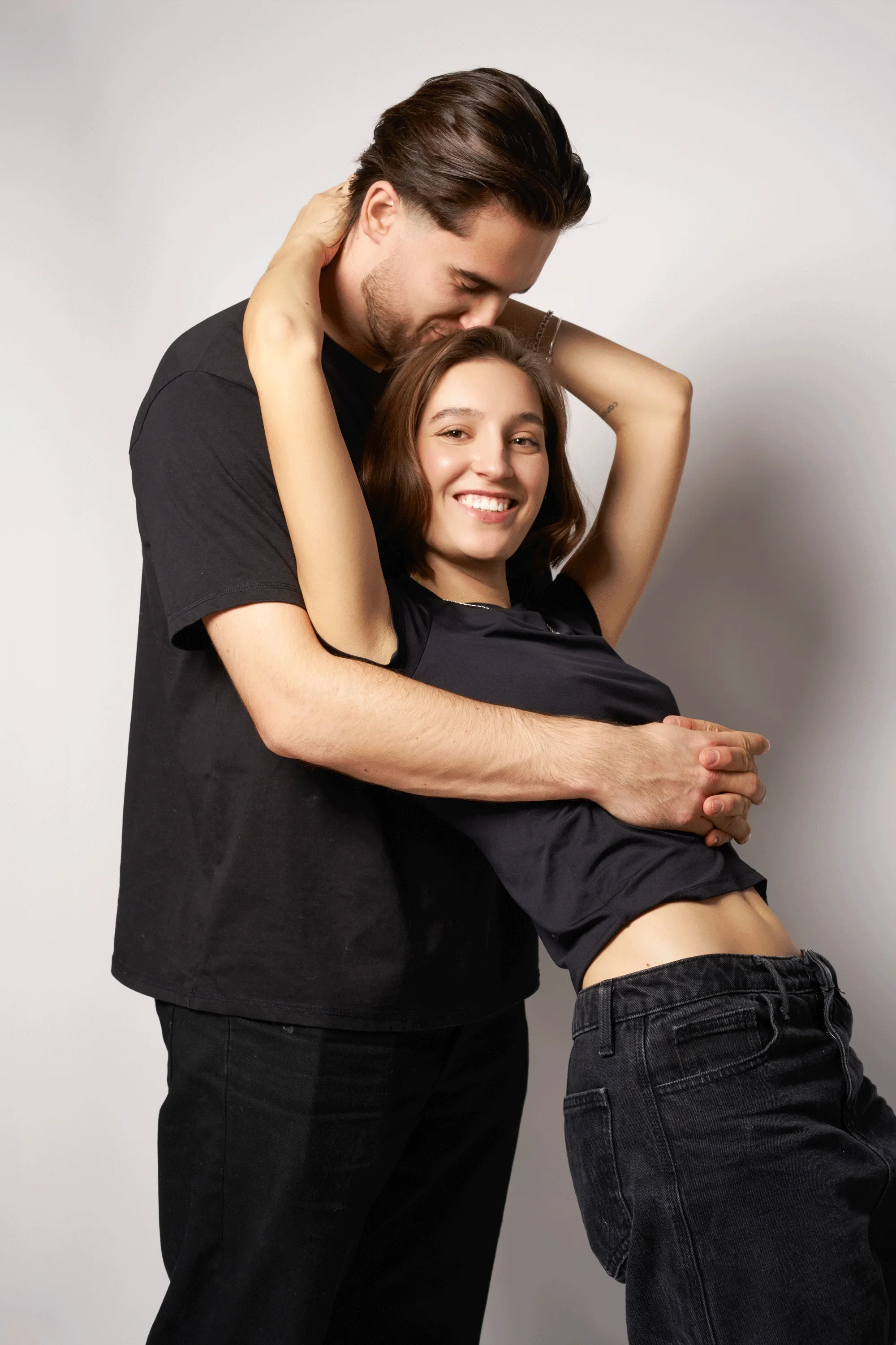 Couple portrait session casual embrace — couple photography New Moon Agency Klagenfurt