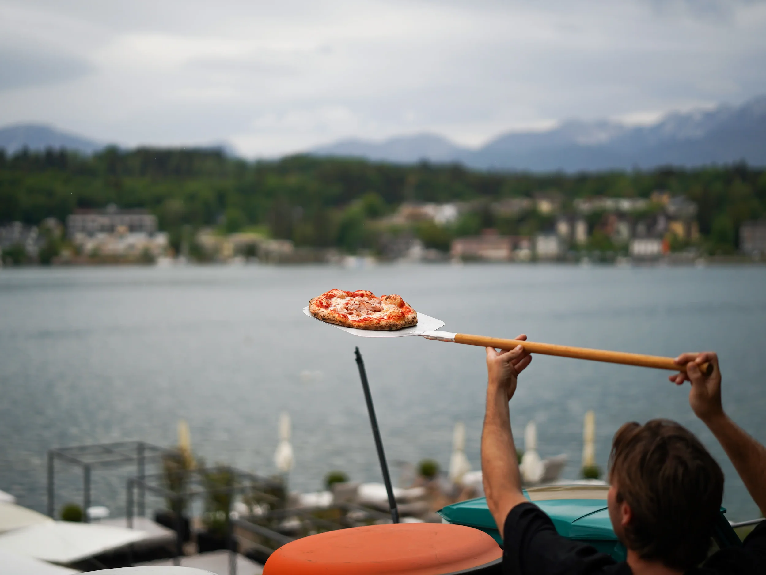 Pizza served lakeside at La Bottega dining event, Wörthersee — event photography New Moon Agency Klagenfurt