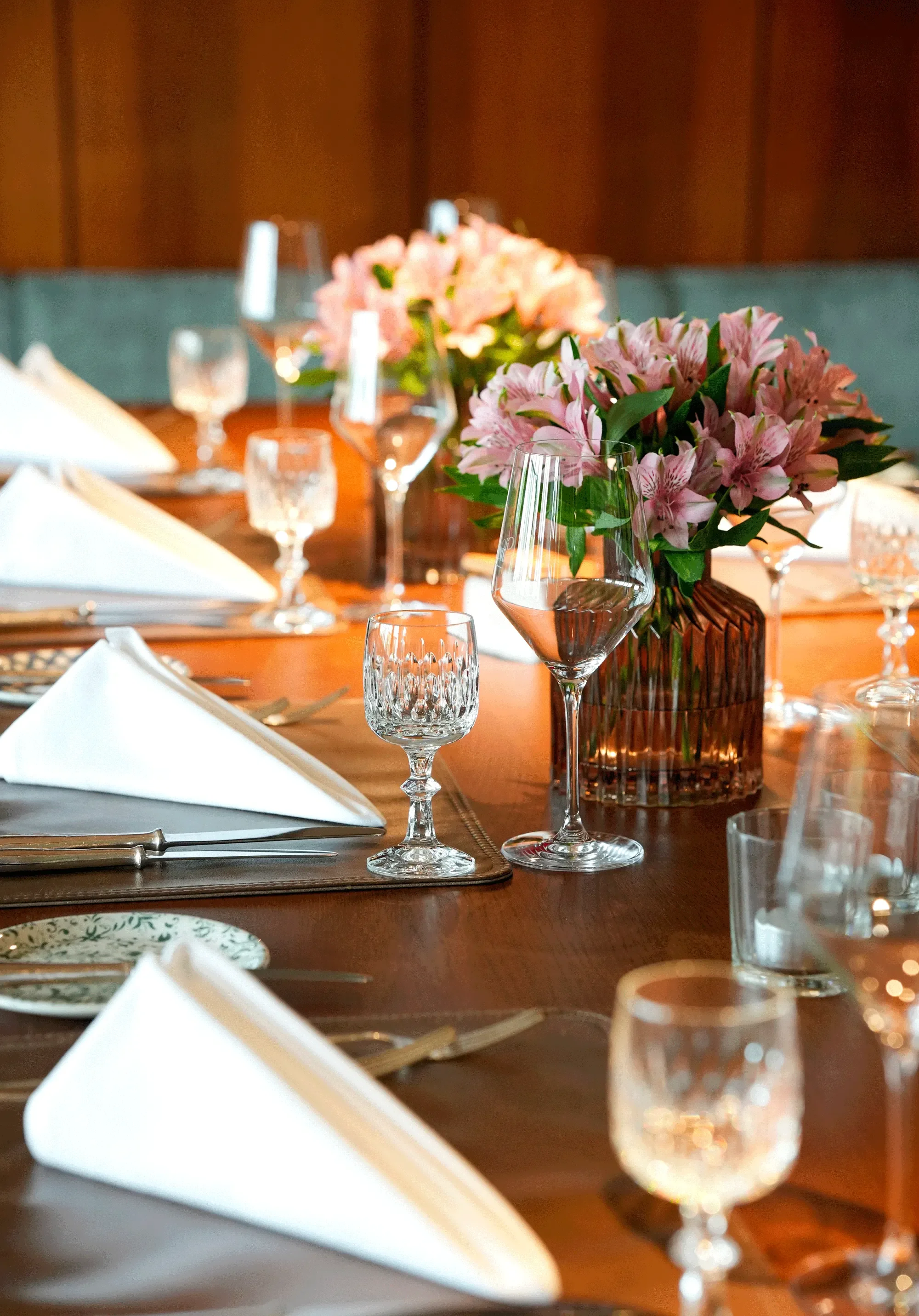 Set restaurant table with floral arrangement and glassware — restaurant photography New Moon Agency Klagenfurt