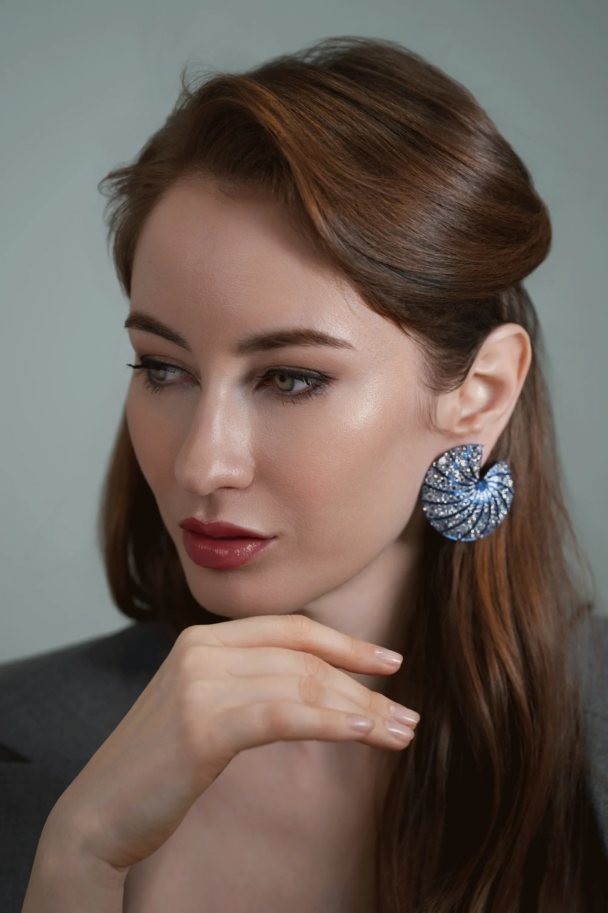 Model wearing blue sapphire earrings — jewellery photography New Moon Agency Klagenfurt