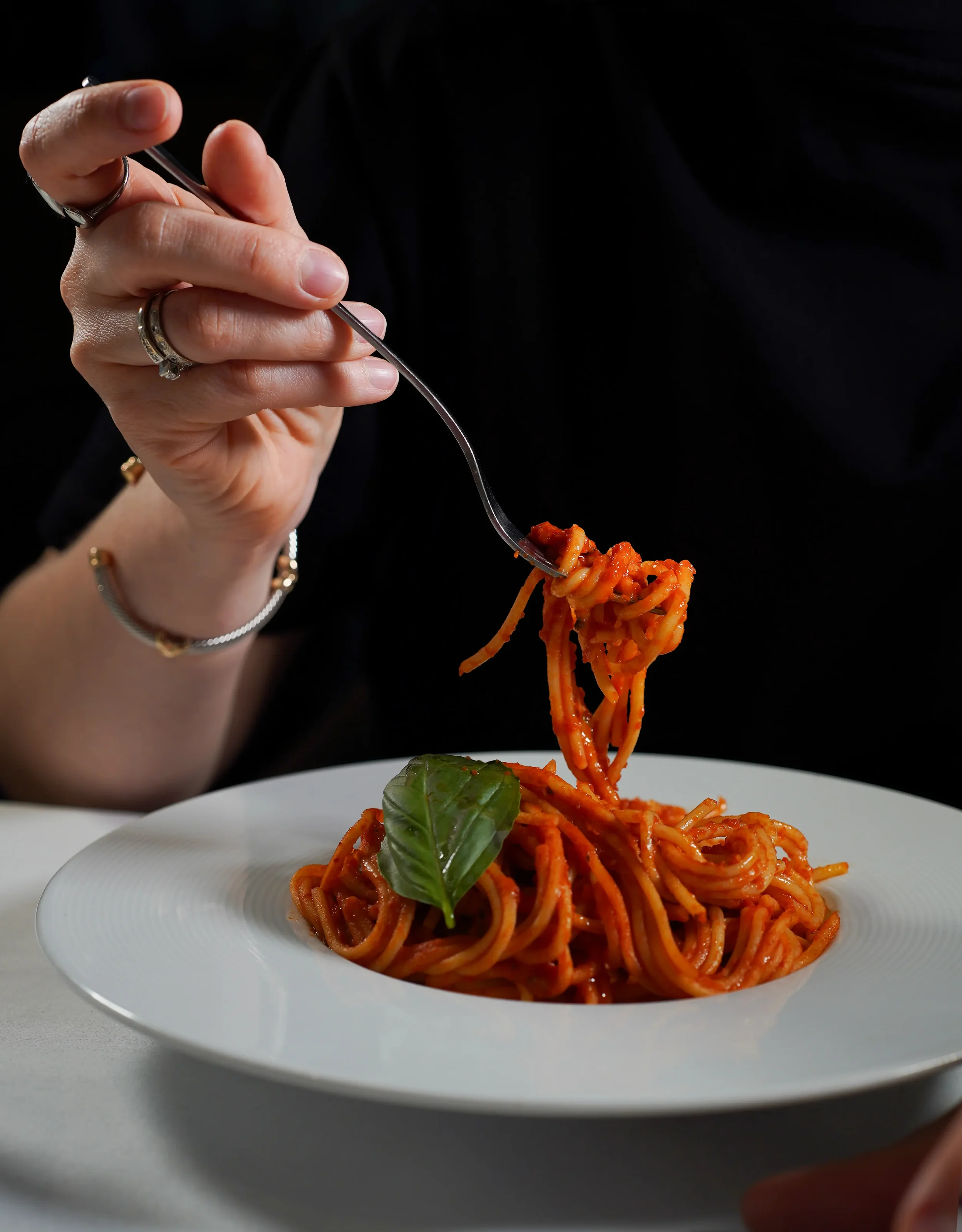 Spaghetti al pomodoro with basil on fork — food photography New Moon Agency Klagenfurt
