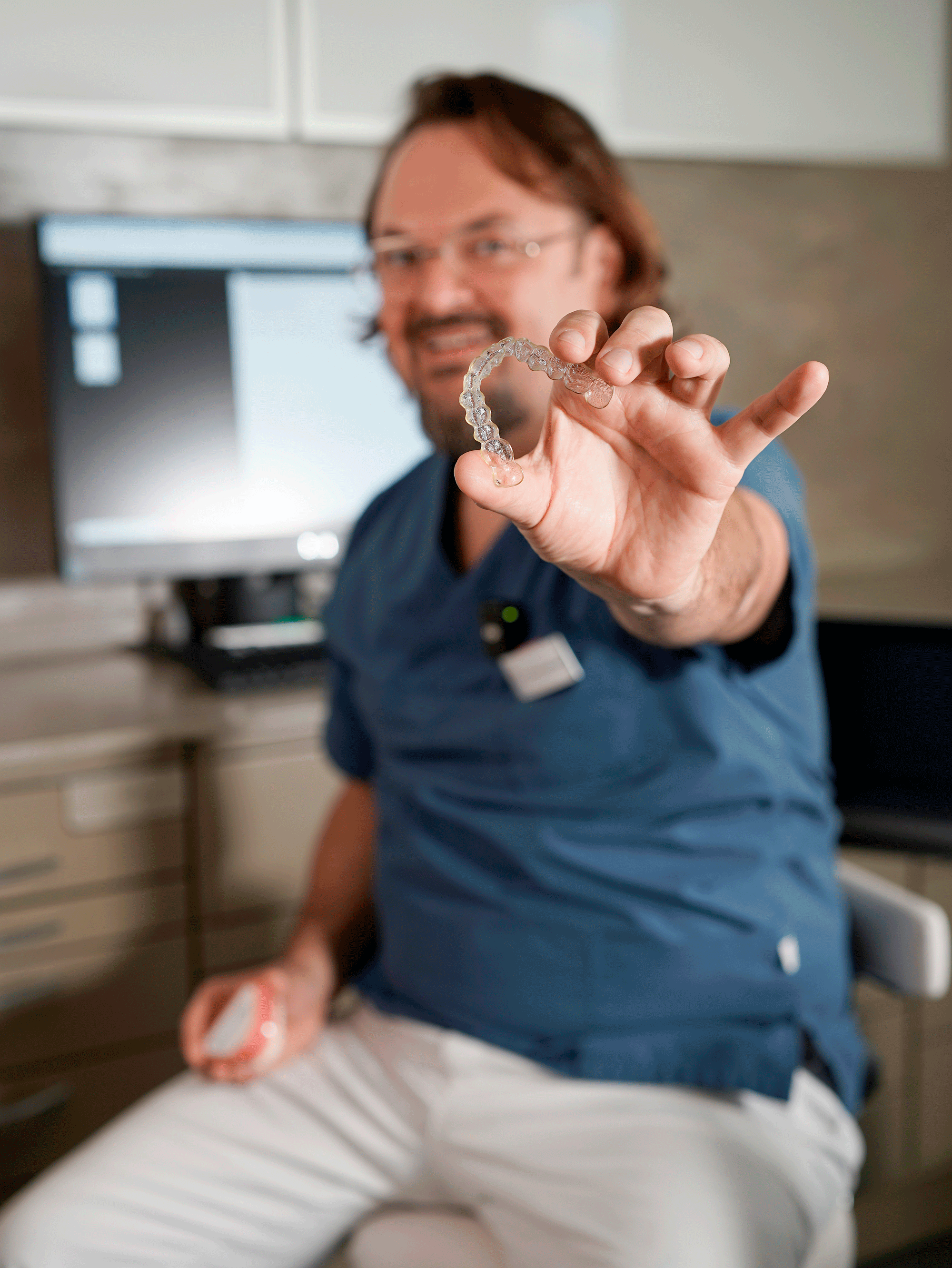 Doctor consulting patient at desk, healthcare photography New Moon Agency Klagenfurt