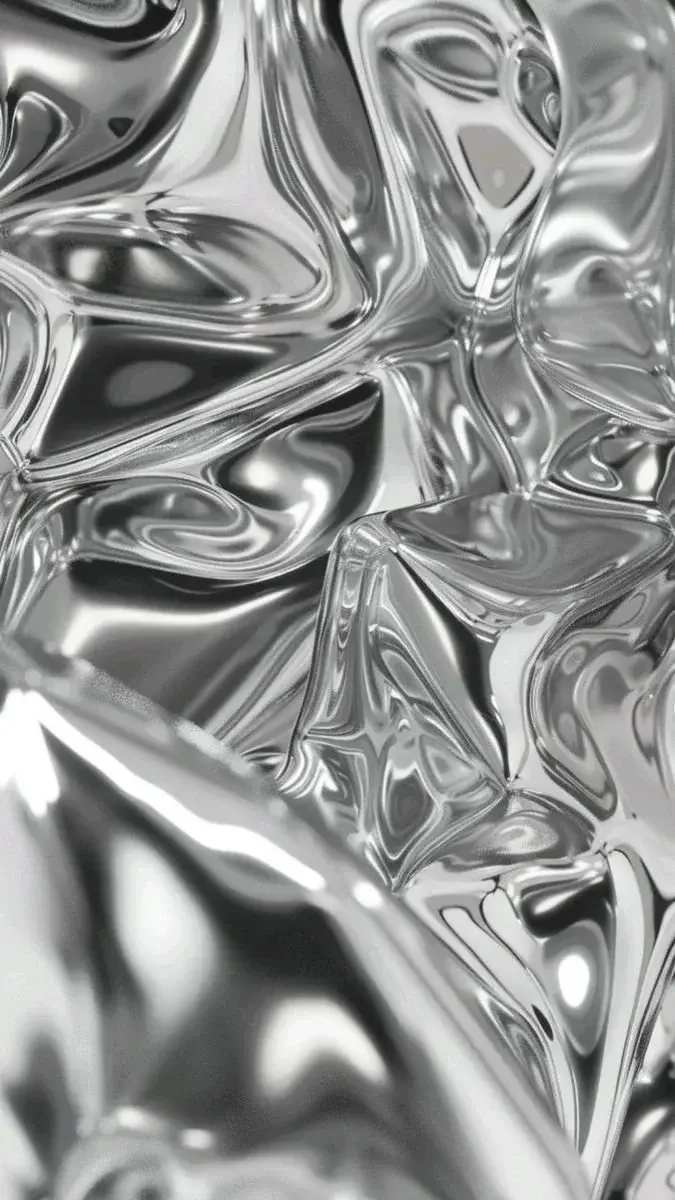 Nahaufnahme einer zerknitterten, glänzenden Silberfolie mit reflektierender, verzerrter Oberfläche.