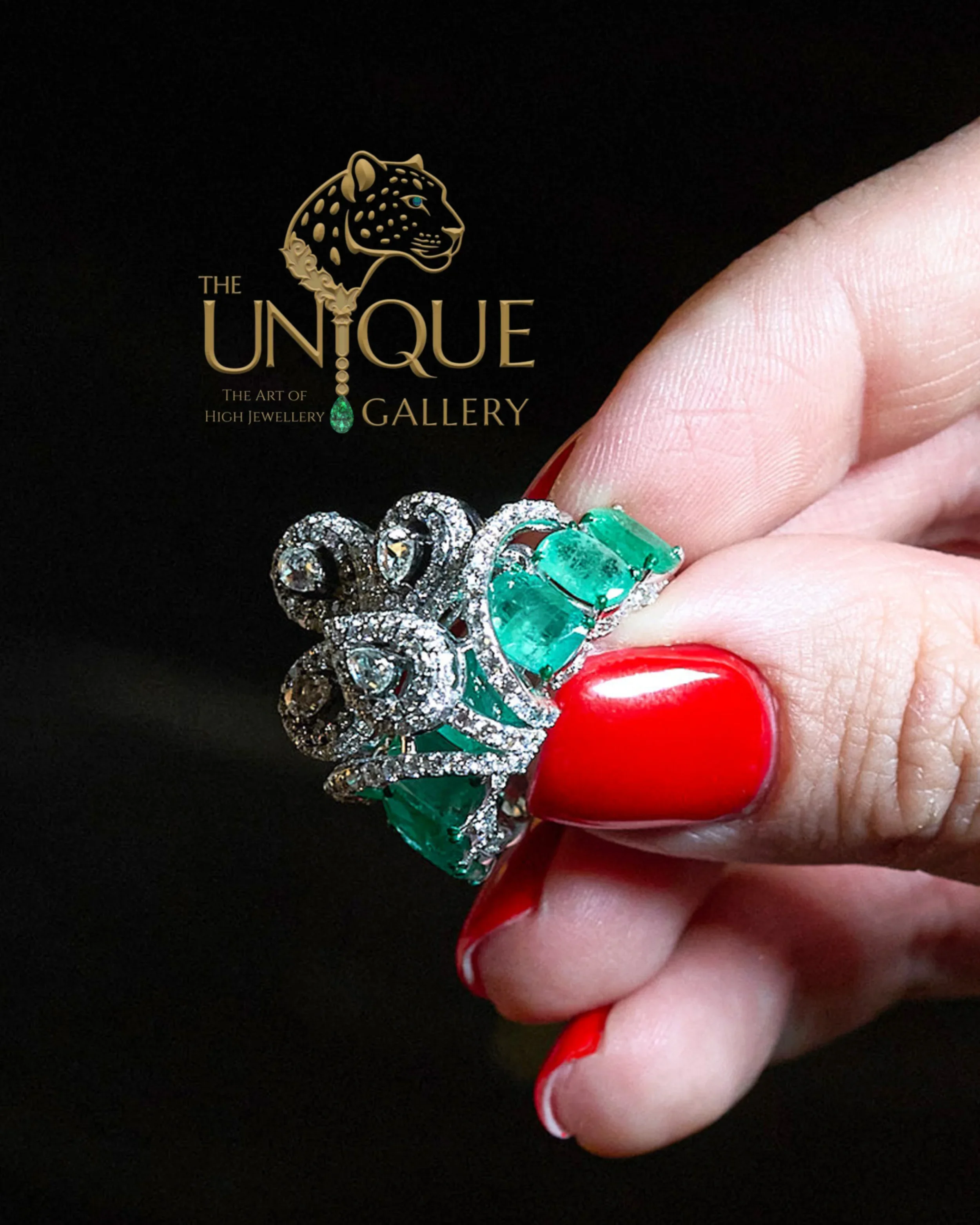 Emerald and diamond ring, The Unique Gallery Dubai — jewellery photography New Moon Agency Klagenfurt