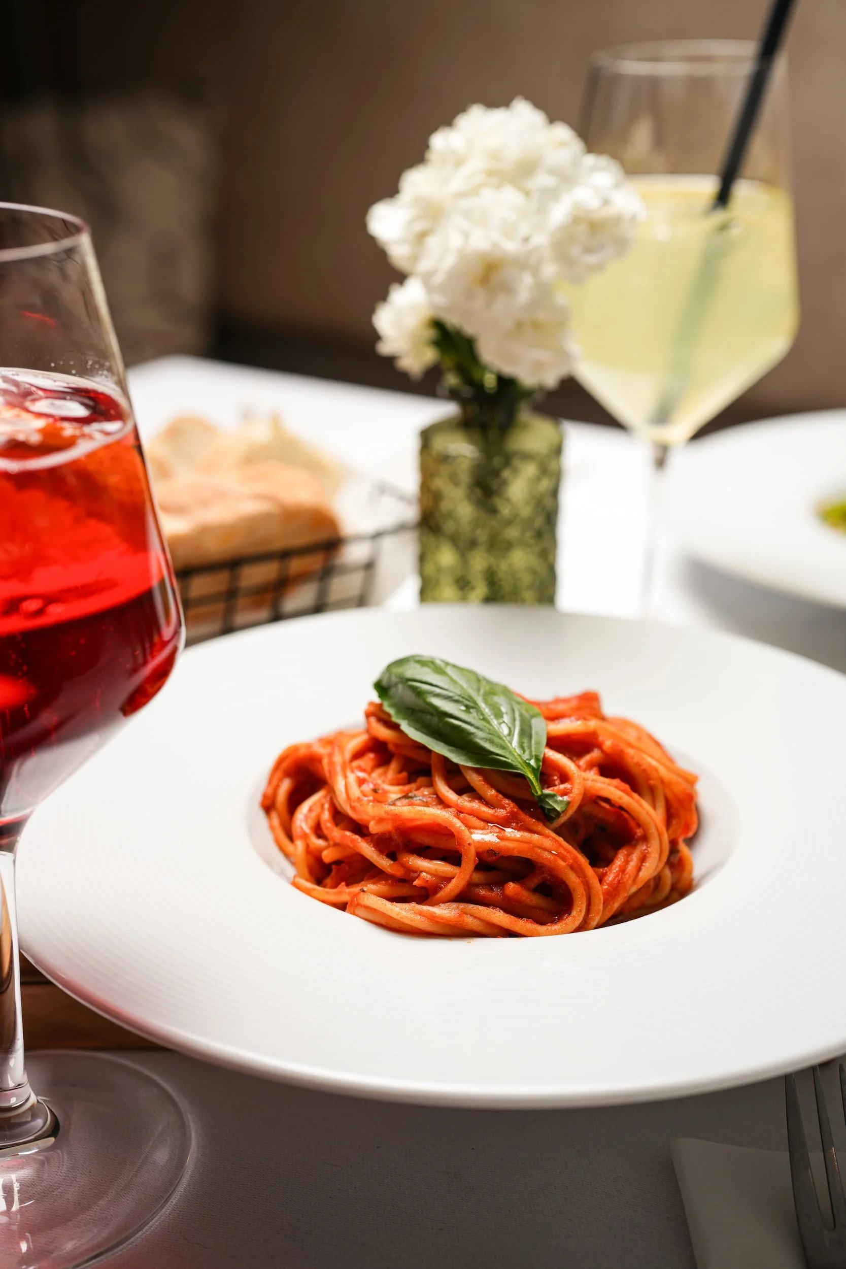 Spaghetti al pomodoro with basil and red wine at Giovanni Restaurant, food photography New Moon Agency Klagenfurt