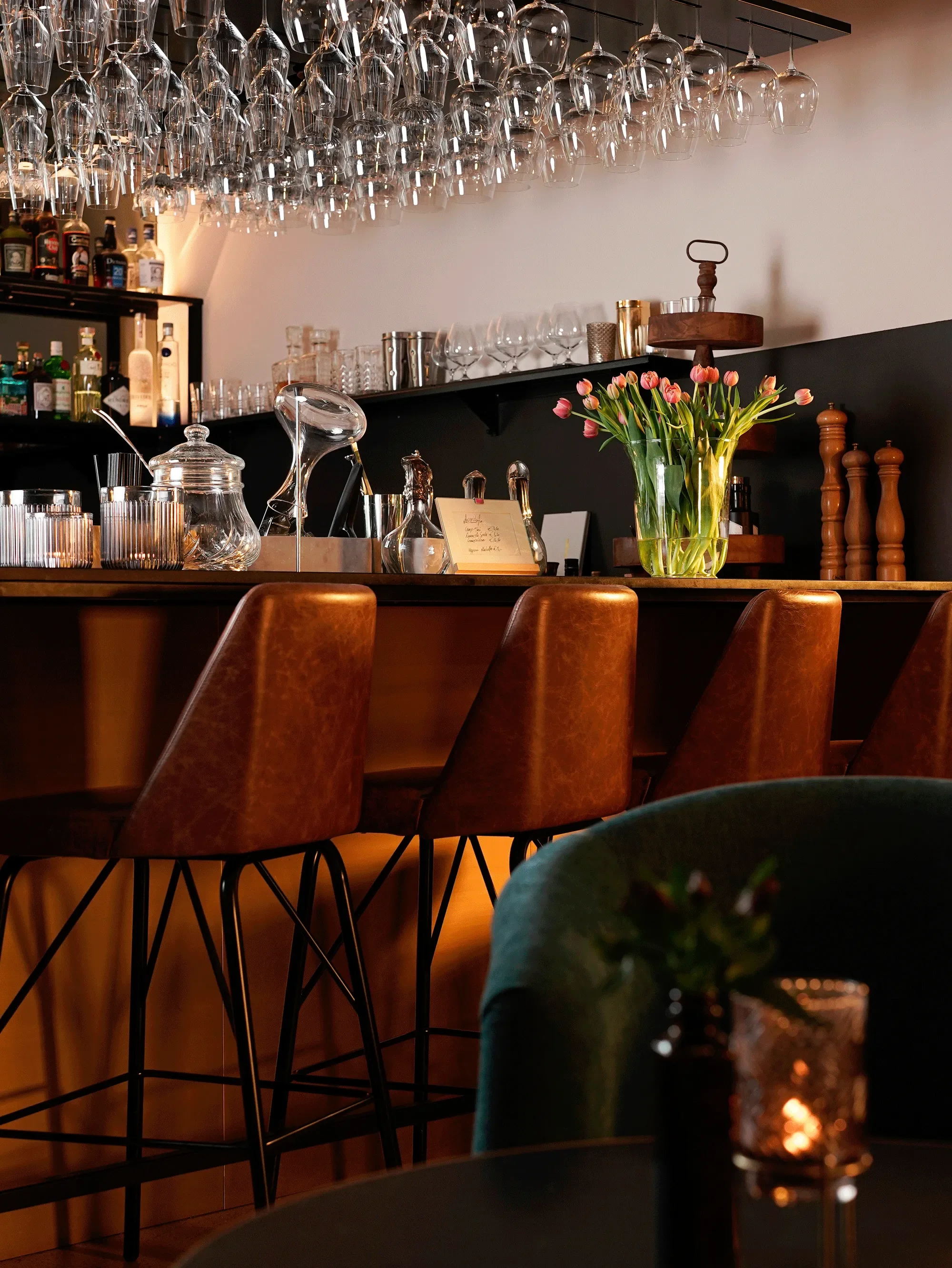 Restaurant bar interior with glassware and warm lighting — restaurant photography New Moon Agency Klagenfurt
