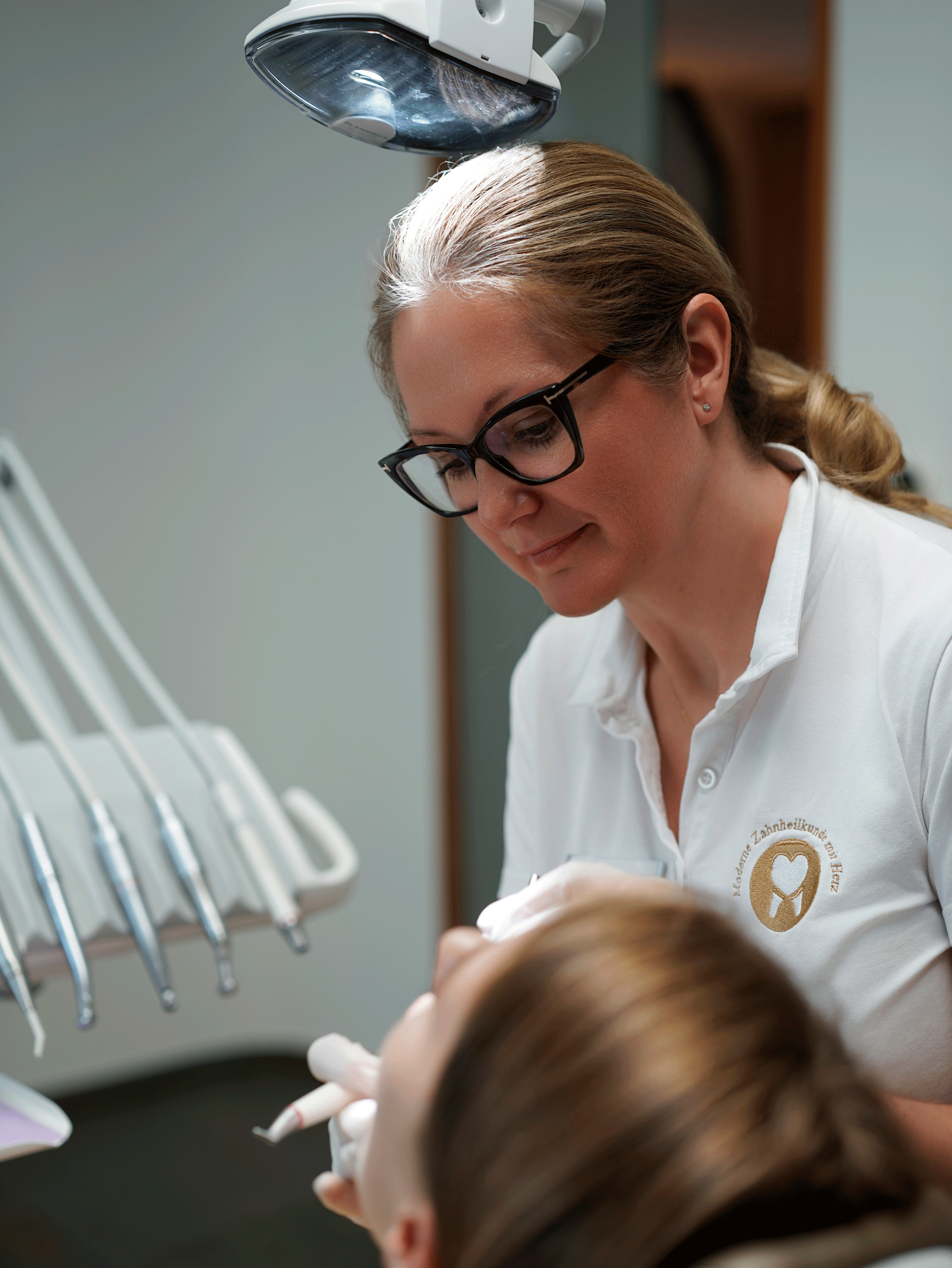 Dental hygienist treating patient, clinic photography New Moon Agency Klagenfurt