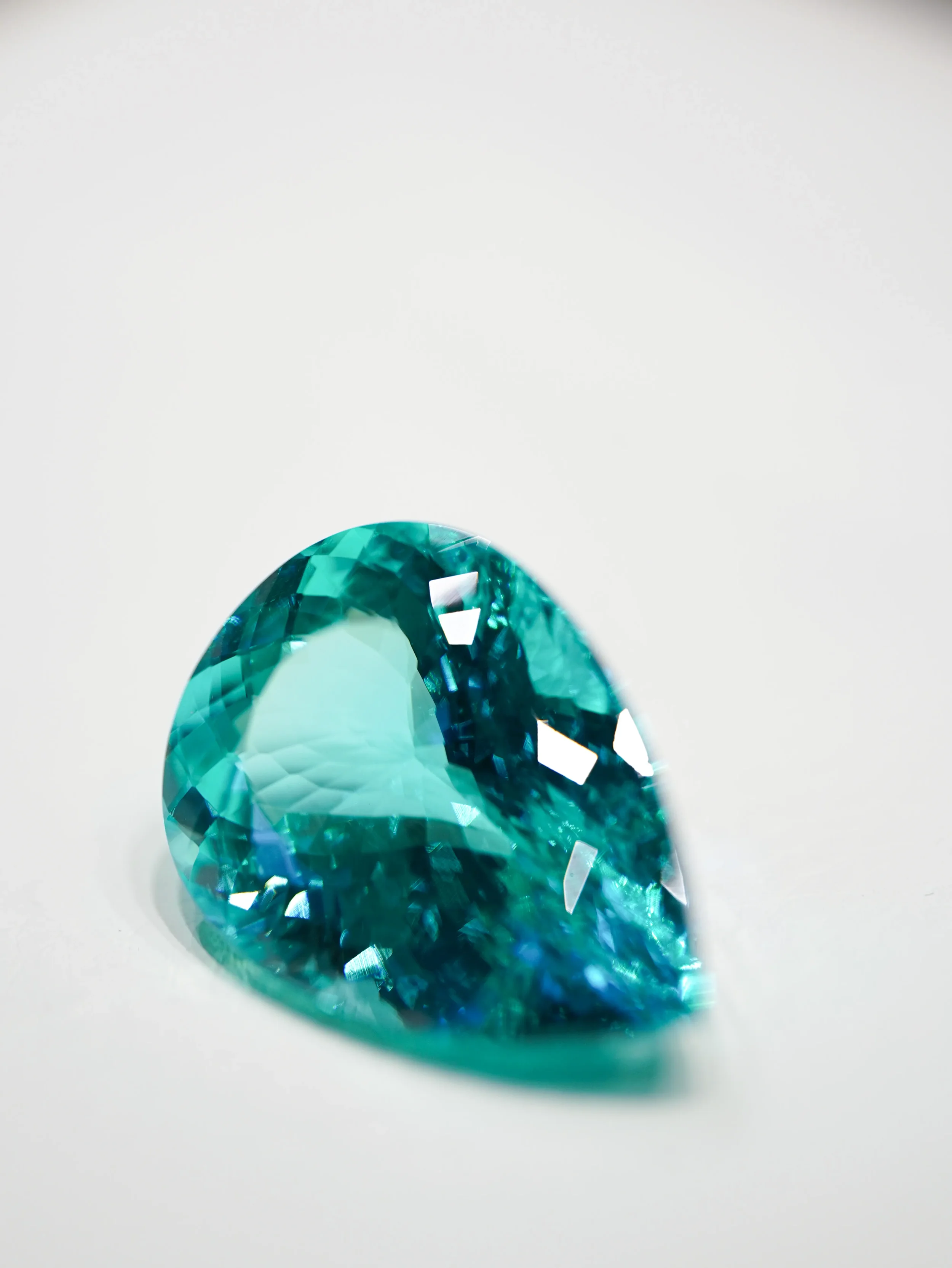 Paraíba tourmaline, roughly 40 carats, macro detail — jewellery photography New Moon Agency Klagenfurt
