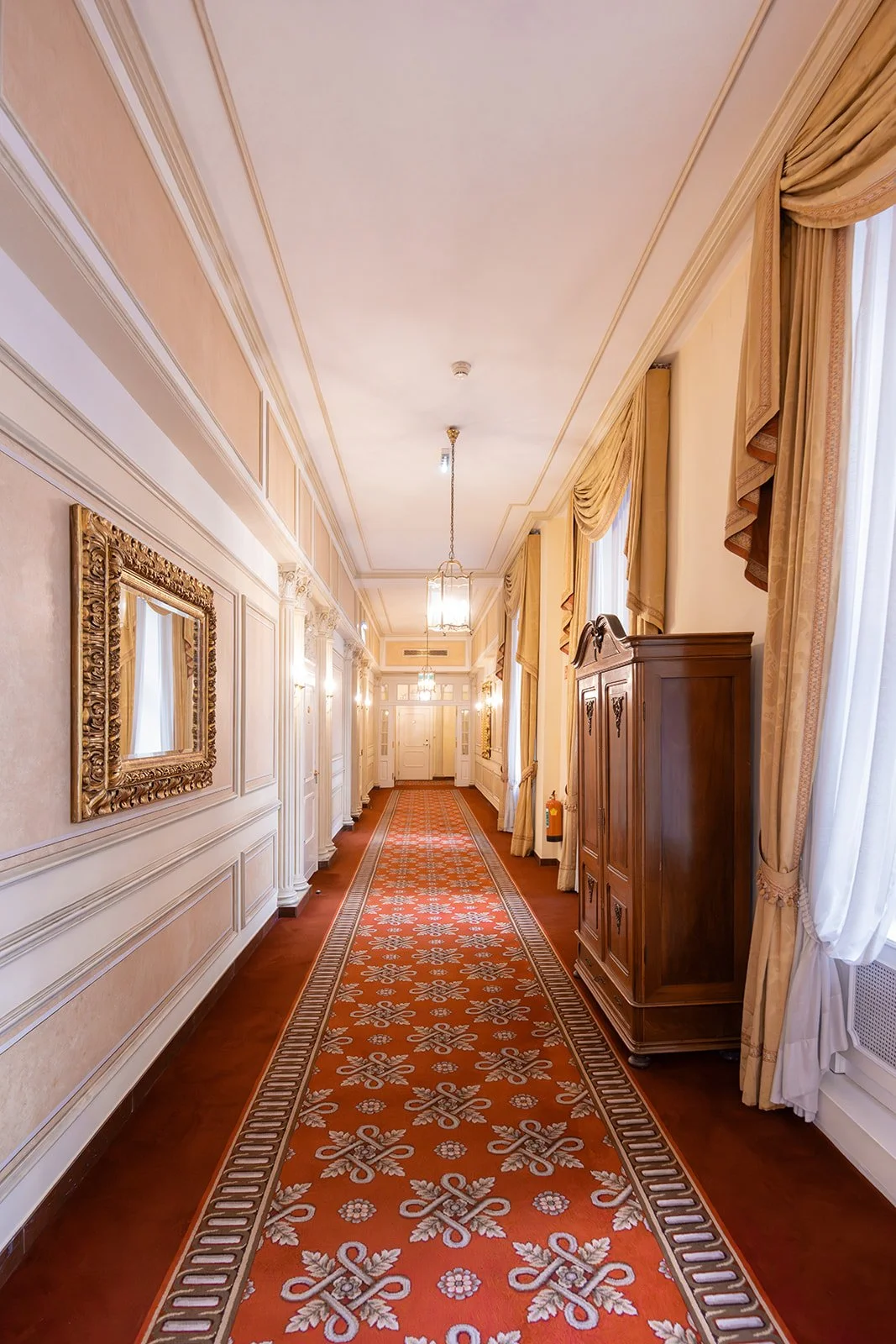 Agnes Kinczer_destination-wedding-Vienna-Belvedere-48.jpg