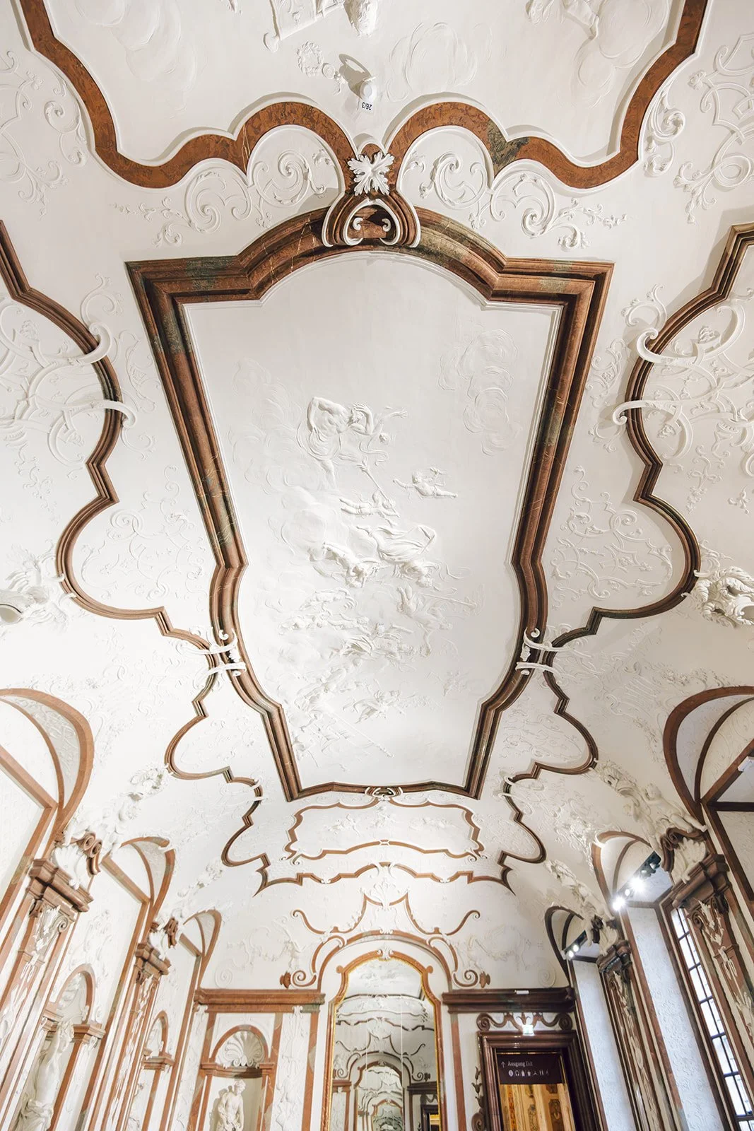 Agnes Kinczer_destination-wedding-Vienna-Belvedere-15.jpg