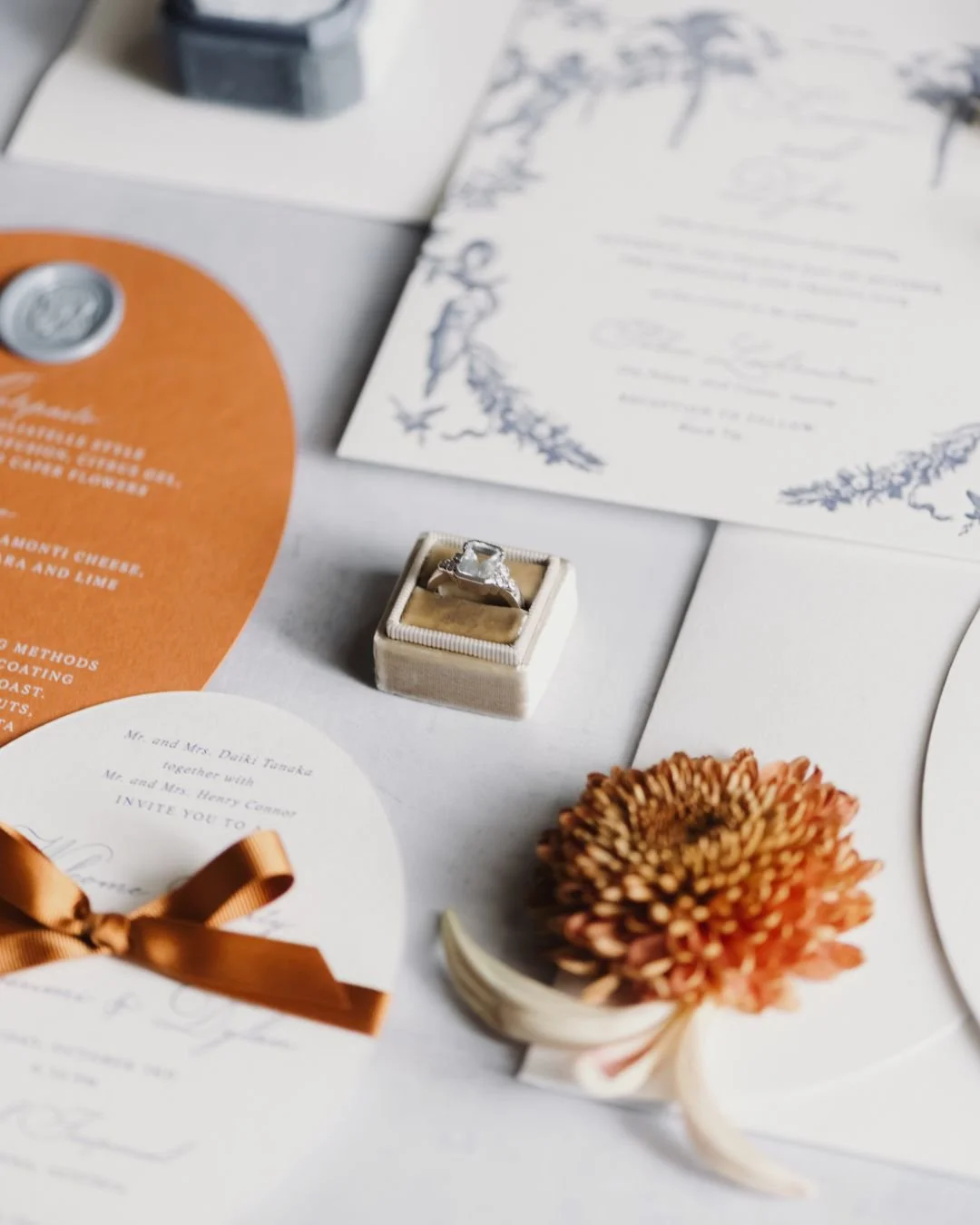 ✨Beautiful stationery by @carissimo_letterpress - During your getting ready I&acute;m photographing your engagement ring, your jewelry, your stationary.

📃The invitation paper.
✒️The typography.
🎨The colors.

These details might seem simple,
but th