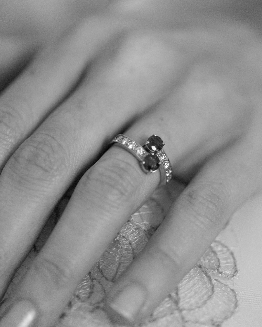 ✨The engagement ring is the smallest detail of the day &mdash; but often the most meaningful.

I like keeping ring photos simple.
Just the hand, the light, and the ring.

These are engagement rings with rubies, white diamonds, and aquamarines. 💎

💫