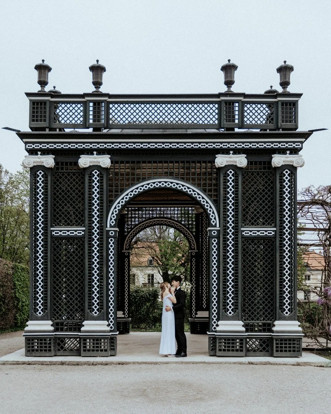 ✨ I always look at the location as a whole.
How the lines guide the eye.
How the bridal gown fits into the space and works with it.
And how the wedding floral design complements the setting
and connects with the architecture.

✨ Save this for your de