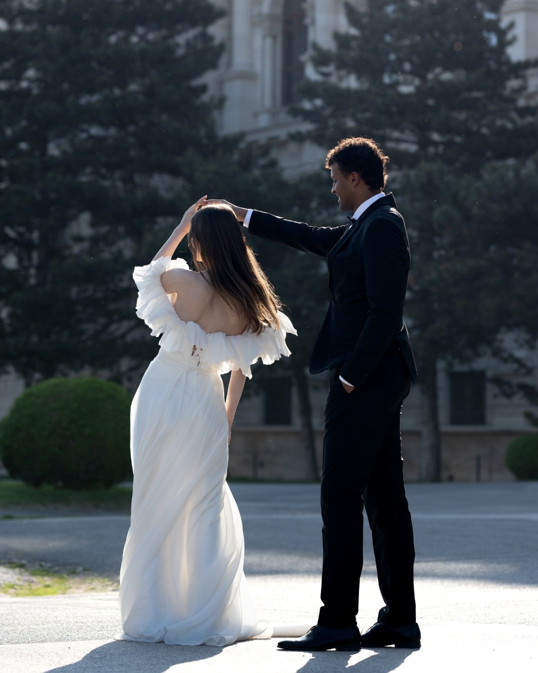 ✨Dancing in the morning sun in front of the Kunsthistorisches Museum in Vienna, wearing a beautiful wedding gown by @orsibakacsbridal.
Request for availability in my bio.

#fineartweddingphotography #instabride #gettingmarried
bridal gown: @orsibakac