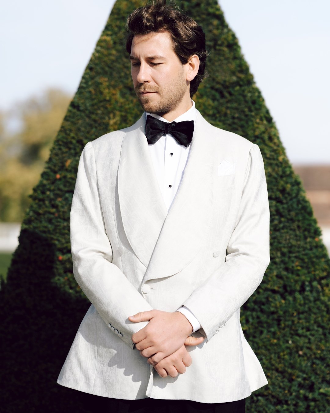 While most people focus on the bride,
there&rsquo;s another story happening at the same time.

✨ Save this for your wedding in Italy, Austria, France or Spain.

A quiet room, a well-tailored suit, and the moment before everything begins. Good tailori