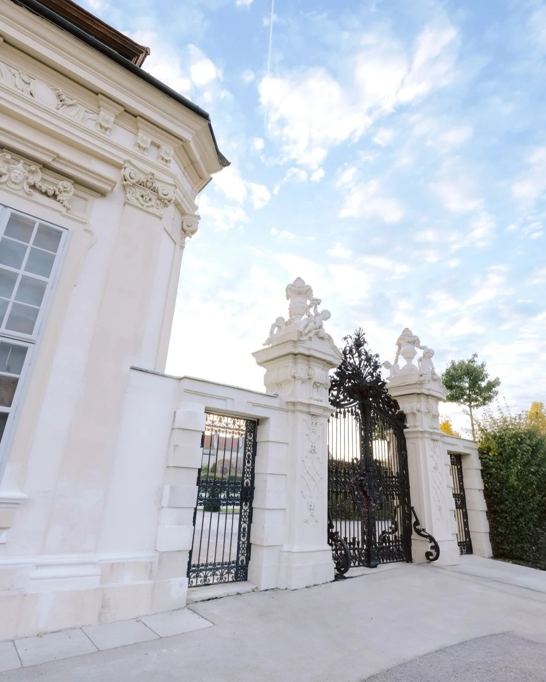 Belvedere - one of the most beautiful destination wedding venues in Vienna. Inside and outside. 

✨Save this for your destination wedding in Italy, Spain, France or Austria.

Venue: @belvederemuseum 
#fineartweddingphotography #gettingmarried #luxury