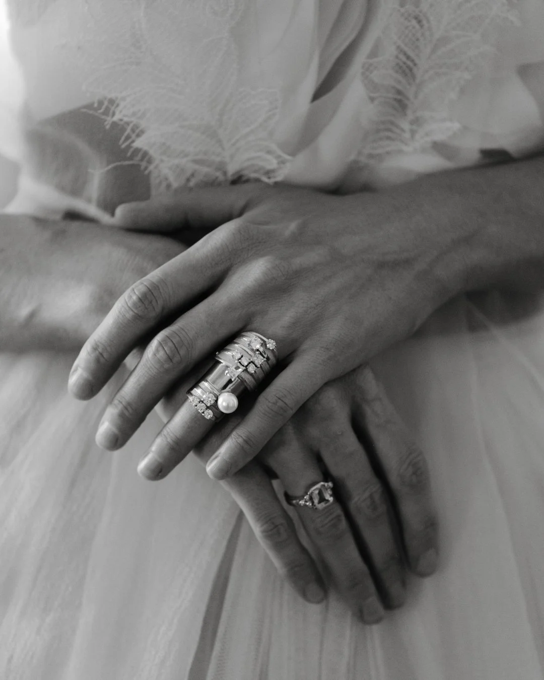 ✨The engagement ring is the smallest detail of the day &mdash; but often the most meaningful.

I like keeping ring photos simple.
Just the hand, the light, and the ring.

These are engagement rings with rubies, white diamonds, and aquamarines. 💎

💫