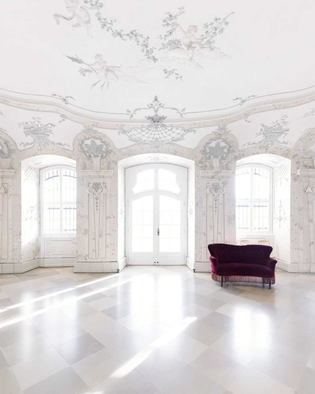 One of my favorite destination wedding venues in Europe.
Timeless architecture, soft light and beautiful wedding design in every corner.

Featured in @junebugweddings ✨

Wedding Planning and Design: @averybelovedwedding
Coordination:@_decoduo_
D&eacu