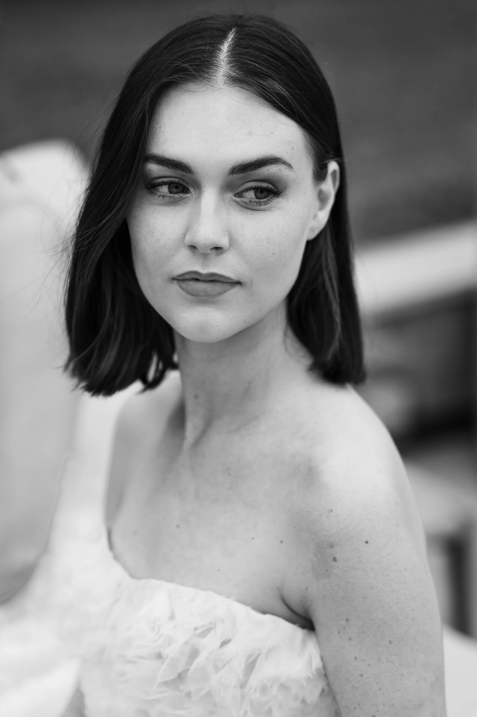 Soft bridal portrait with natural light – classic elegance and subtle grace.