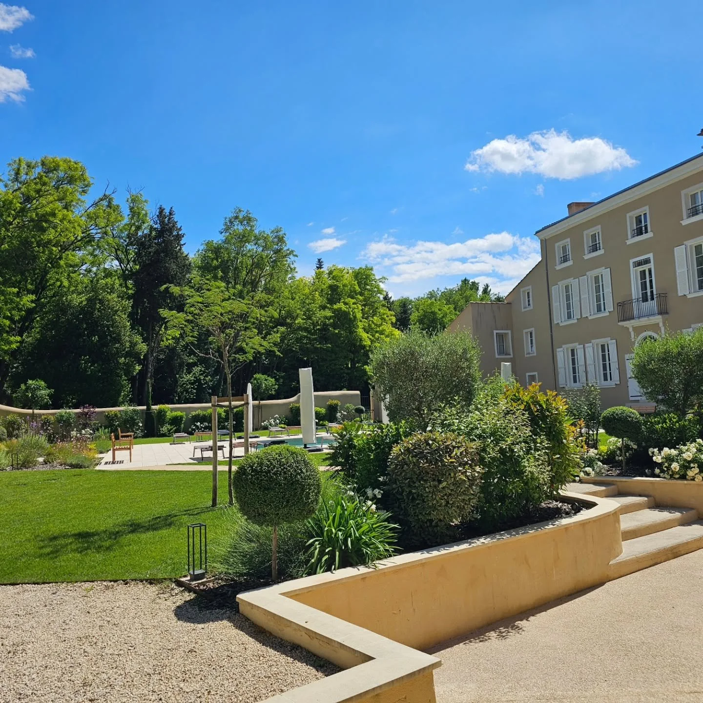 Il y a des jardins que l&rsquo;on cr&eacute;e.
Et d&rsquo;autres que l&rsquo;on accompagne dans le temps, jusqu&rsquo;&agrave; ce qu&rsquo;ils trouvent leur souffle.
Fier d&rsquo;accompagner l&rsquo;&eacute;volution &eacute;legante et po&eacute;tique
