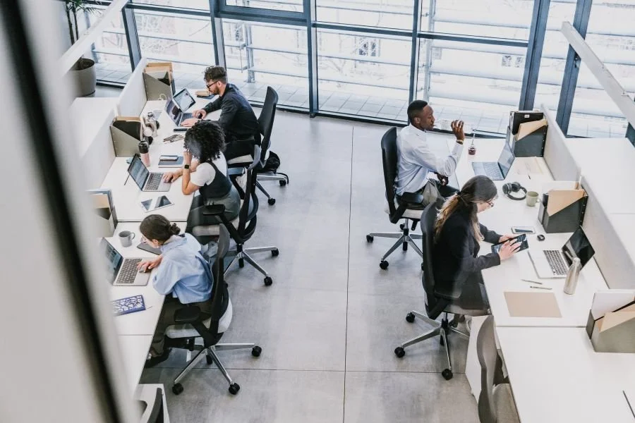 Espacios que explotan: la arquitectura oculta de la sociedad del rendimiento