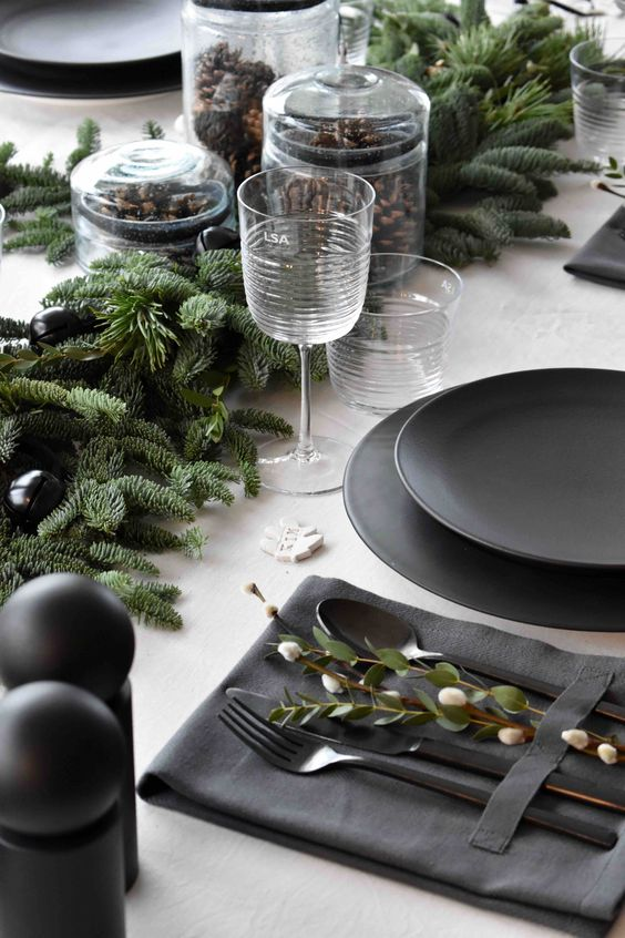 TIPS ON SETTING A BEAUTIFUL FESTIVE TABLE