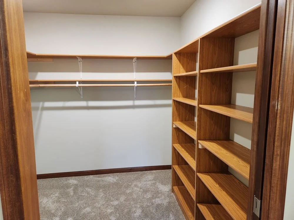 1700-WalkInCloset.jpg